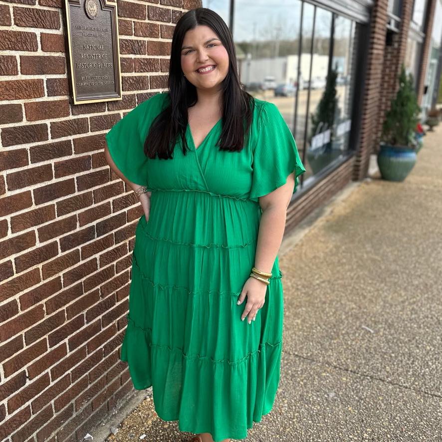 Add some color into your spring🤩💚🛍 Our Summer Sweetness dress is a Smocked Short Sleeve V-Neck Textured Tiered Maxi Dress in Kelly green! It's flowy and comfortable; perfect for your Easter dress