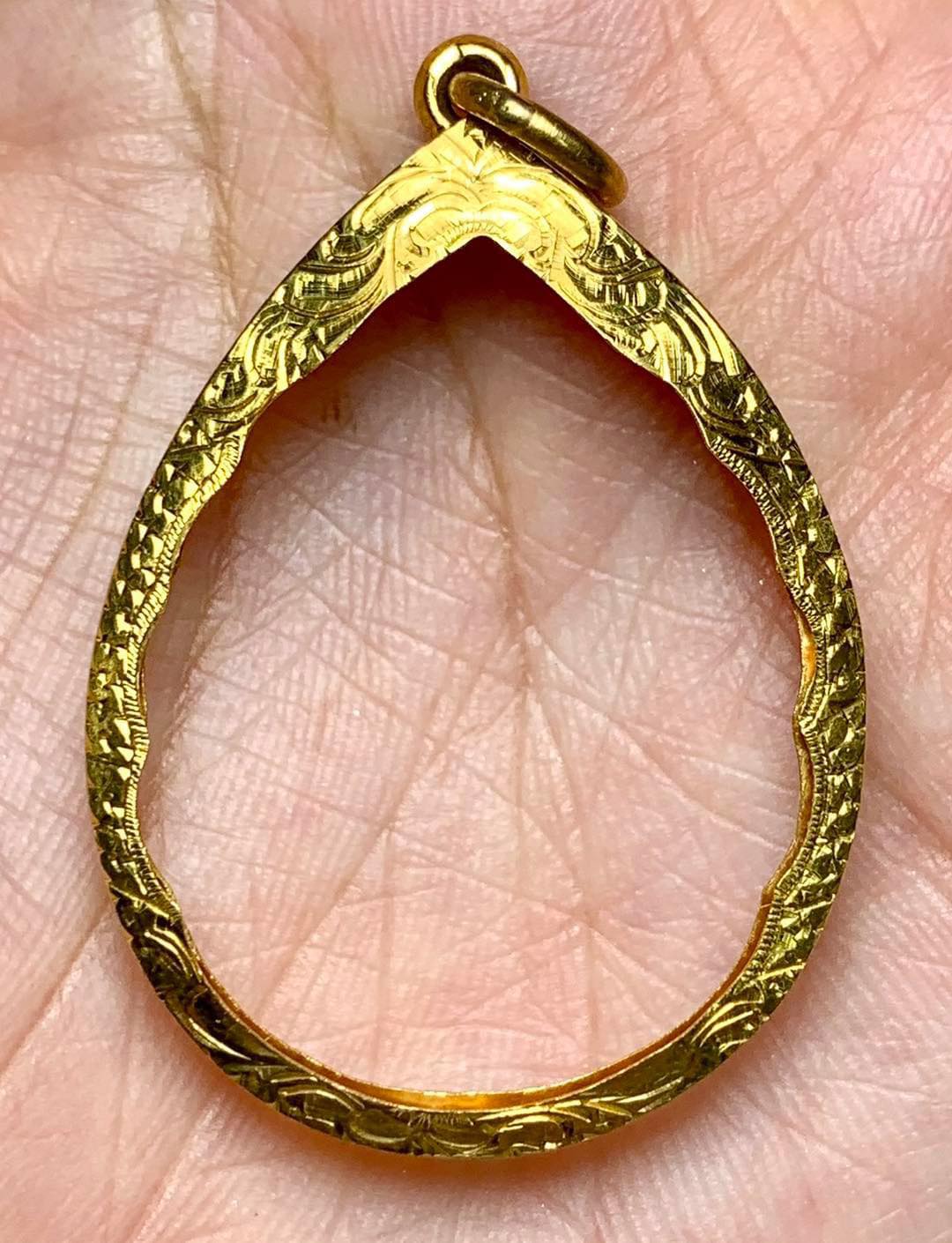 กรอบทองเหรียญหยด... - ร้านตลับทองฐิติ - Gold Casing for Amulet | Facebook