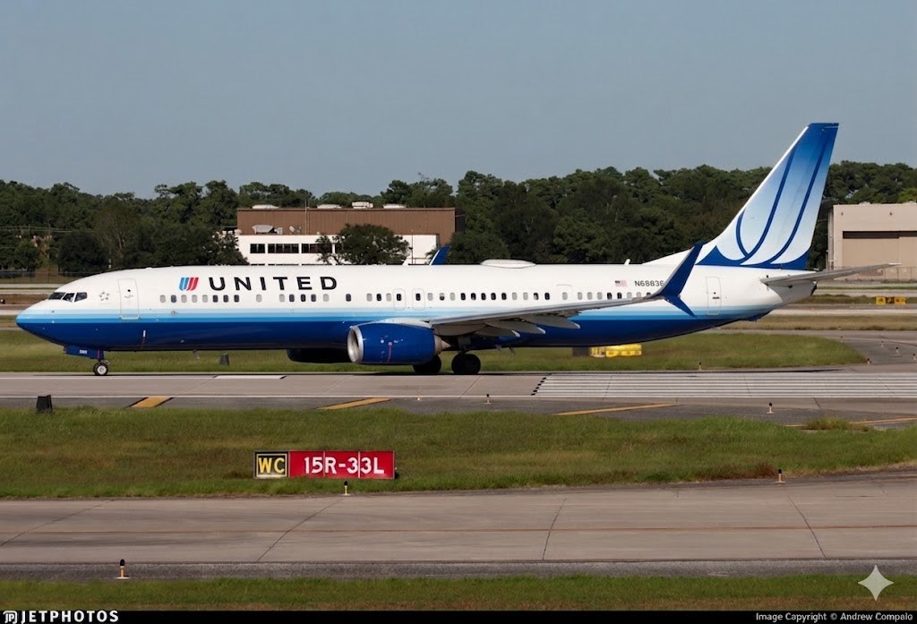 United Airlines 737-900 N68453 gliding in. Picture by Yours Truly.