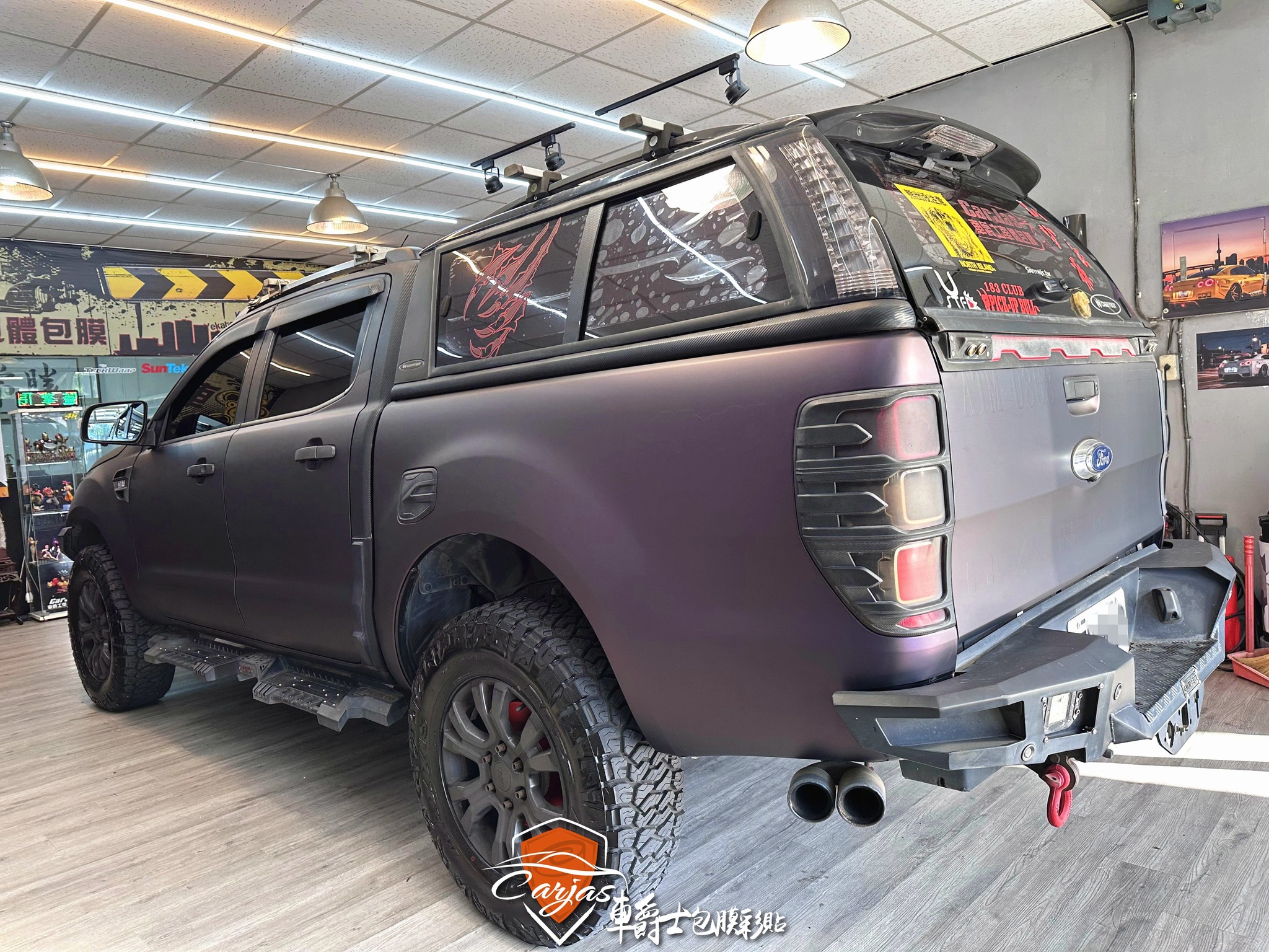 車爵士專業車體包膜車身彩貼 - 《FORD RANGER 皮卡 消光黑幻紫改色包膜》 將車身漆面改色換上新裝，黑幻紫的色彩變化讓車身擁有雙重 ...