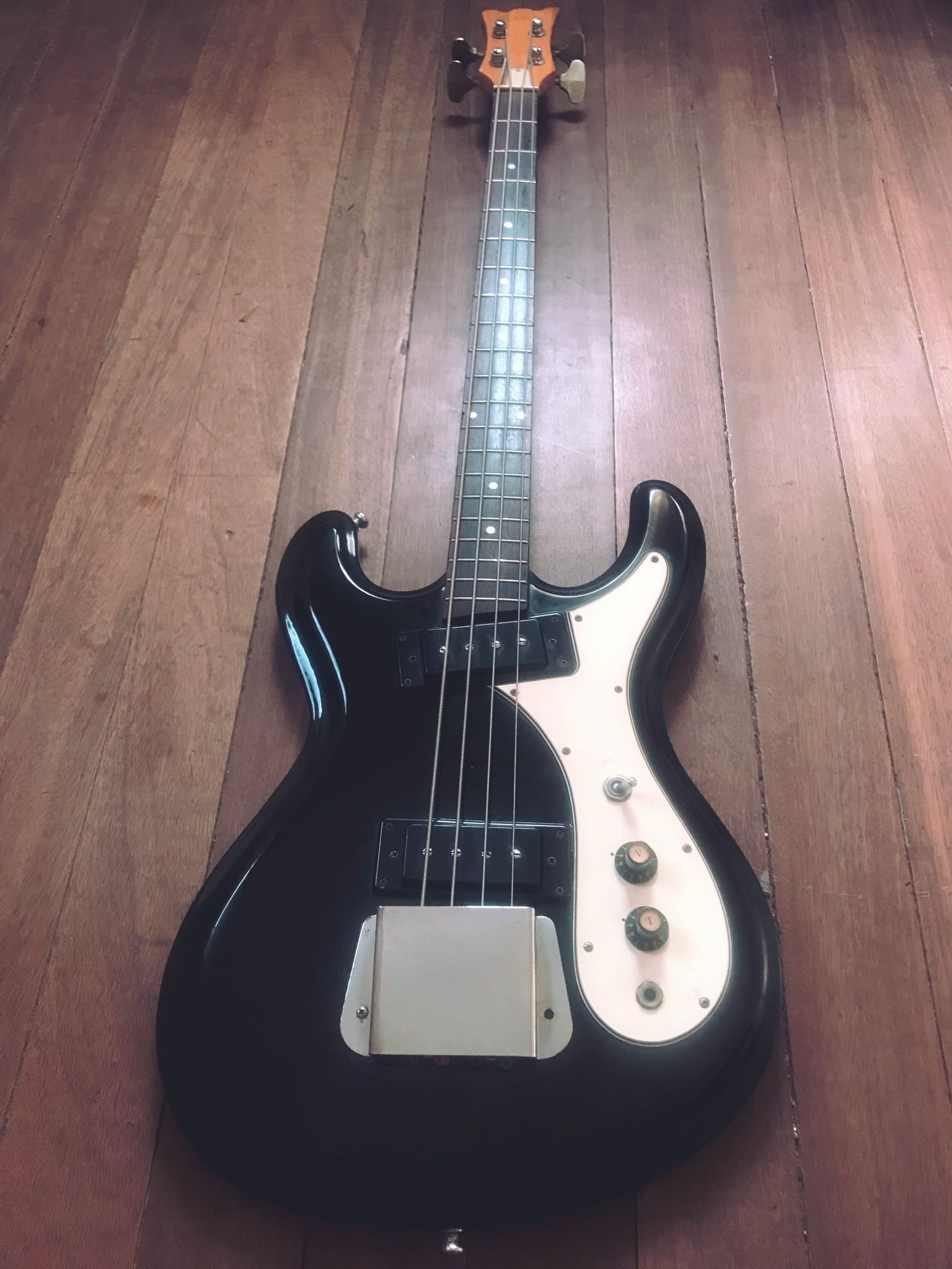 What is the model of a 1970s Made in Japan Aria Diamond bass?