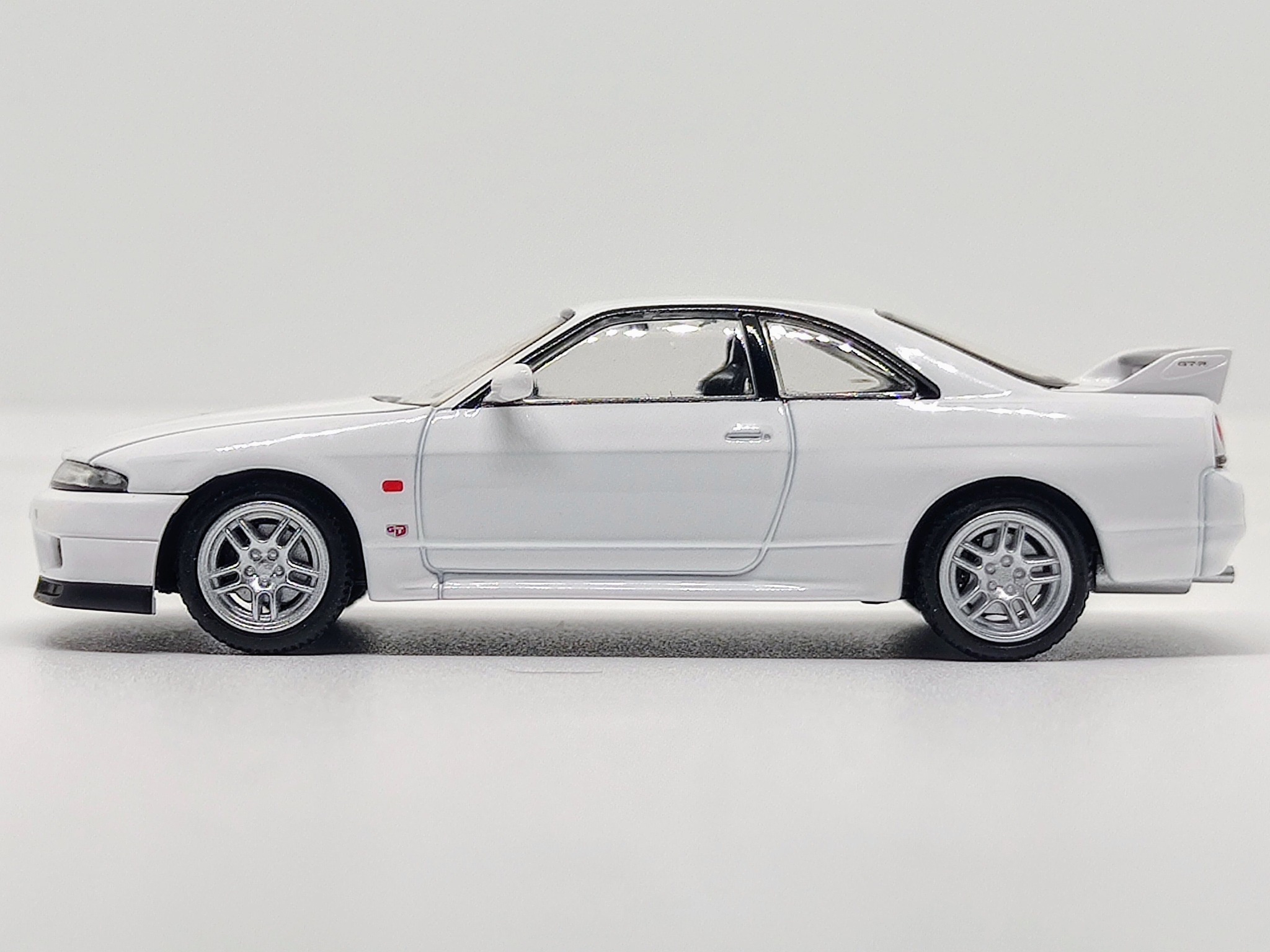 Tomica Limited Vintage Neo Tomica Premium Nissan Skyline GT-R R33
