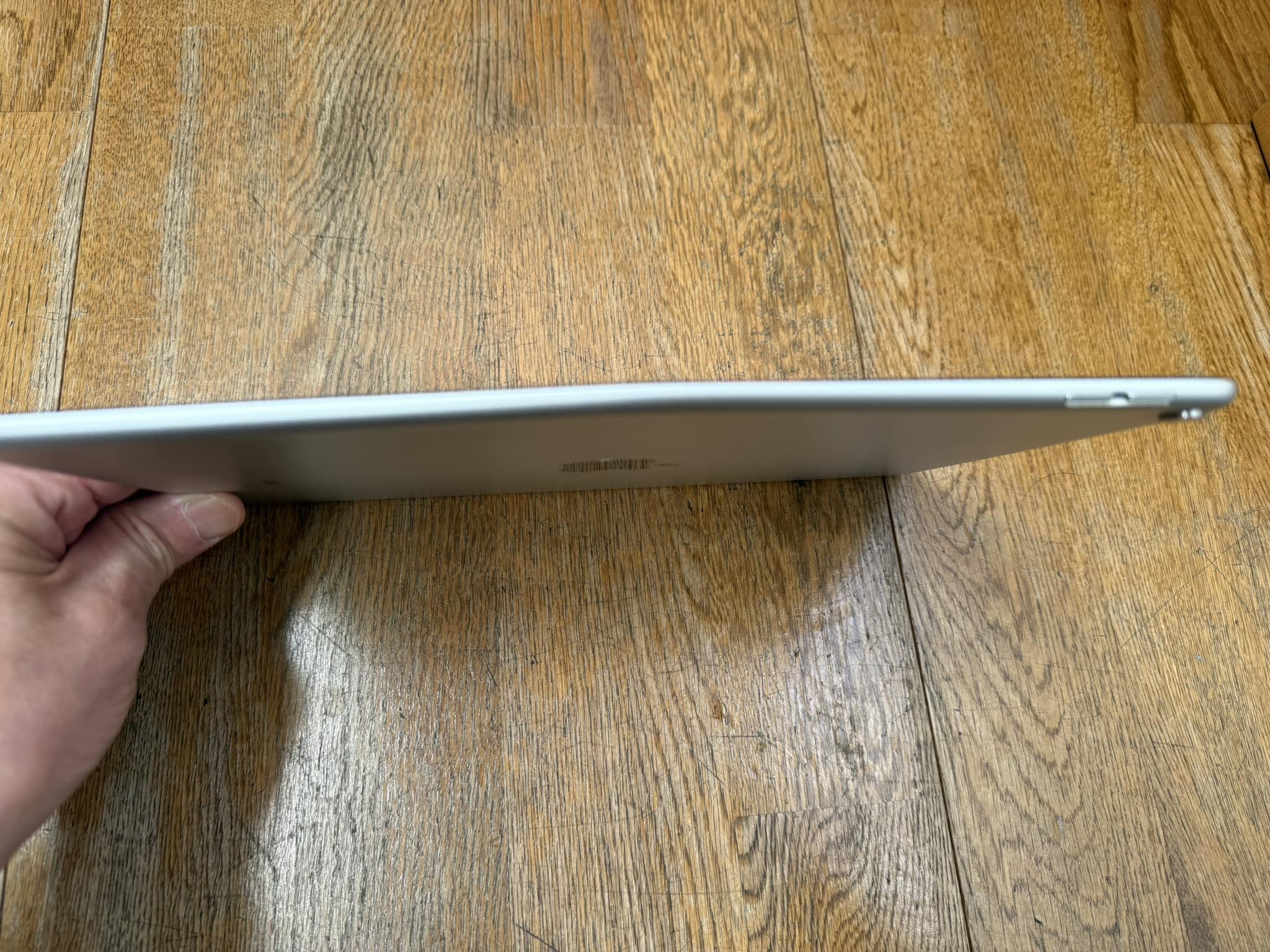 気がついたら、私のiPadが曲がり始めているようです。バッテリーのせい 