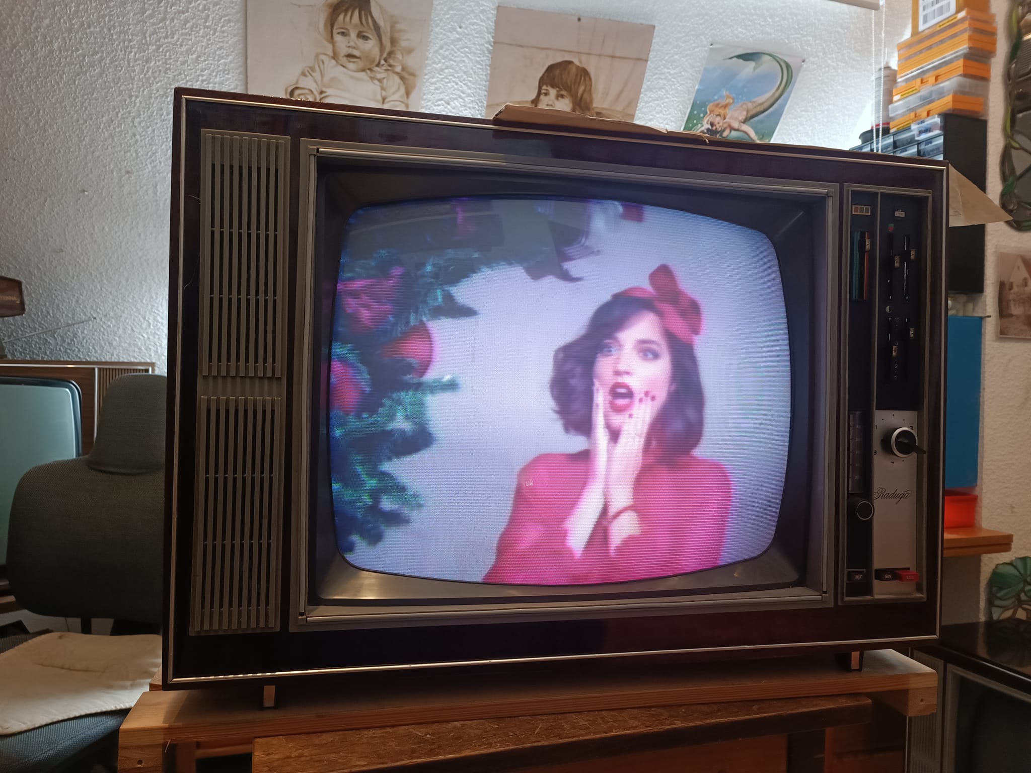 テレビ Restored Soviet Raduga 706 TV with cascade conversion