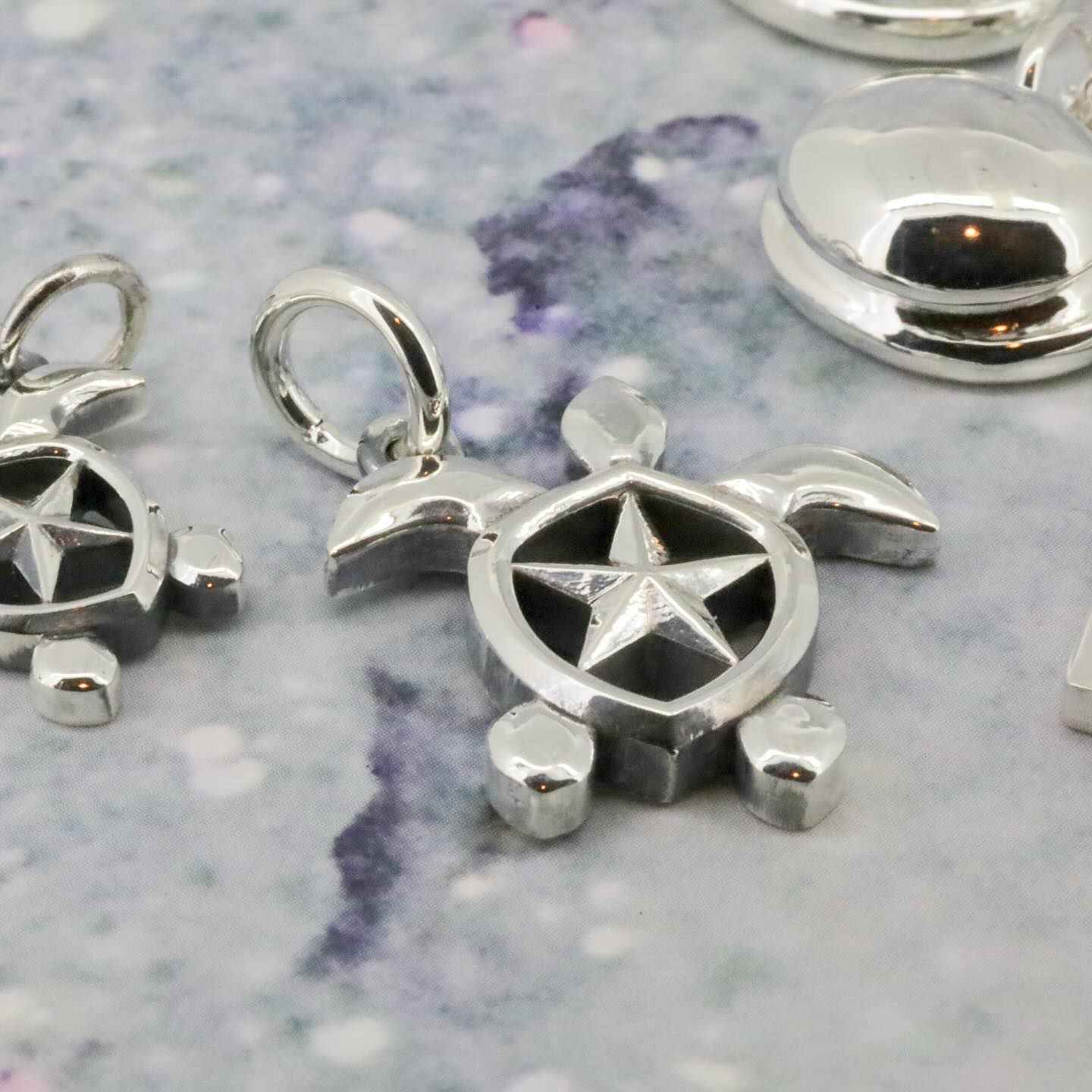 シルバーネックレス ネックレストップ3種 左からウミガメ オーバル 