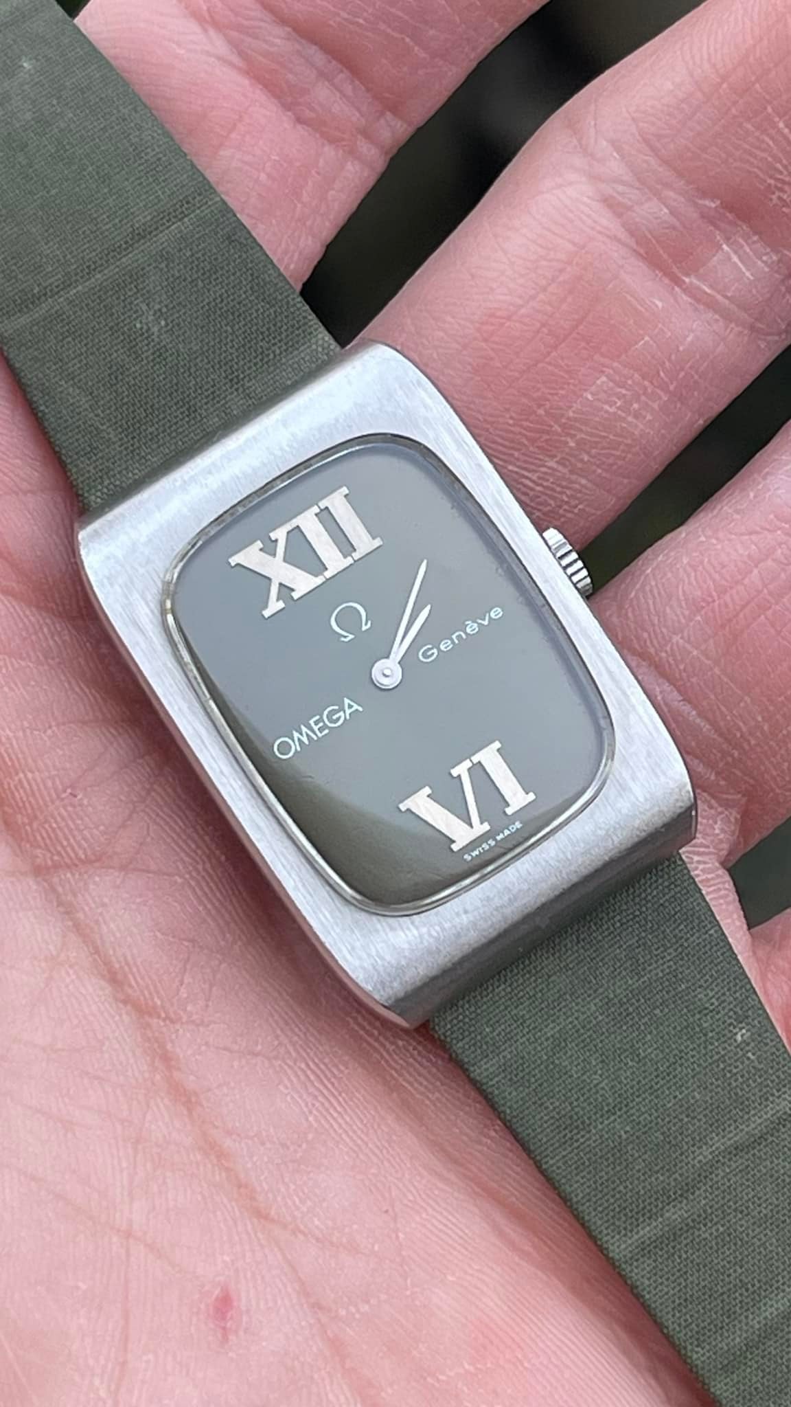 Montre Vintage Mécanique Suisse MP Pour Femme - Boîtier Doré, Bracelet Rouge Toile