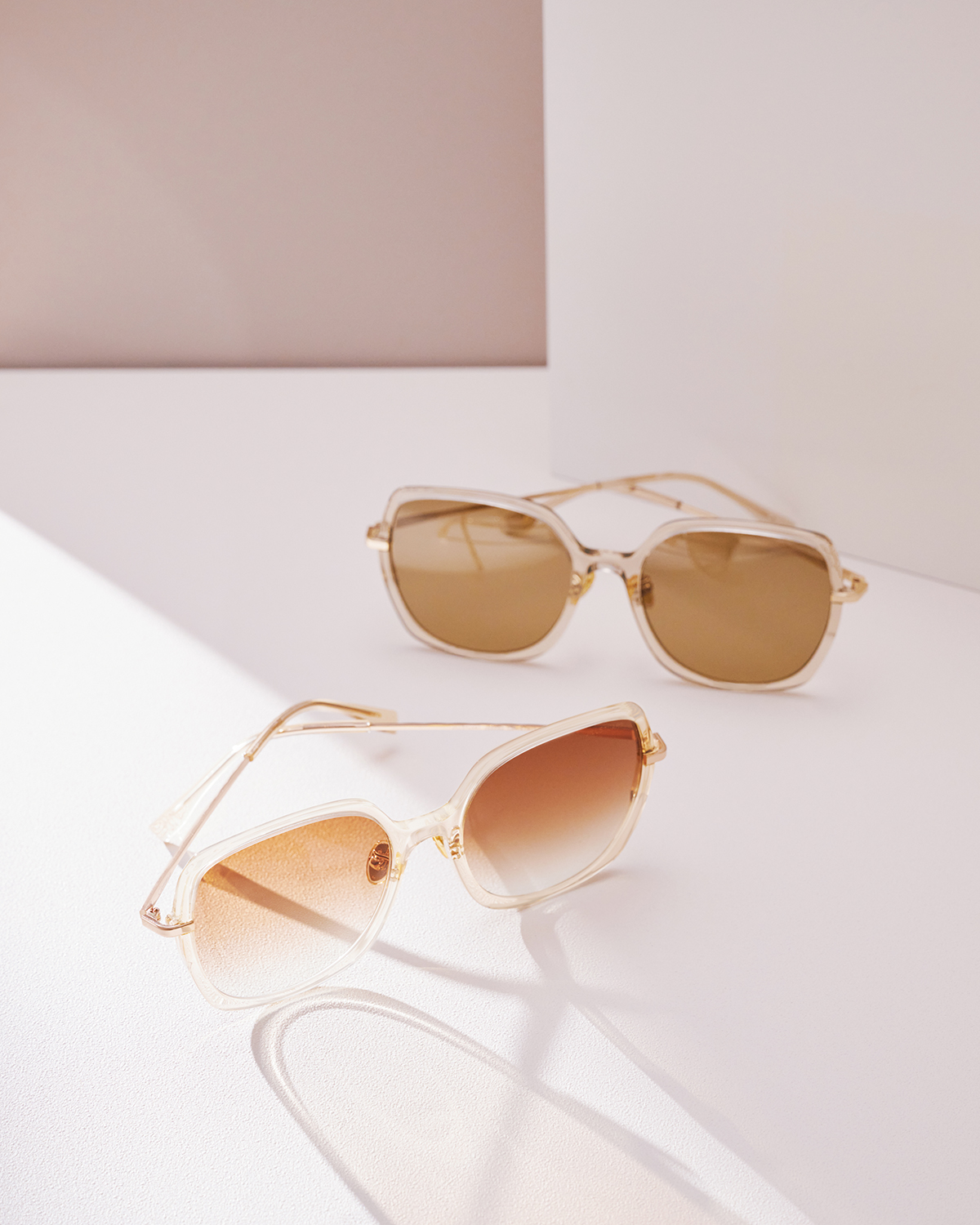 With the square-frame sunglasses Clemmie, welcomes the sunshine 