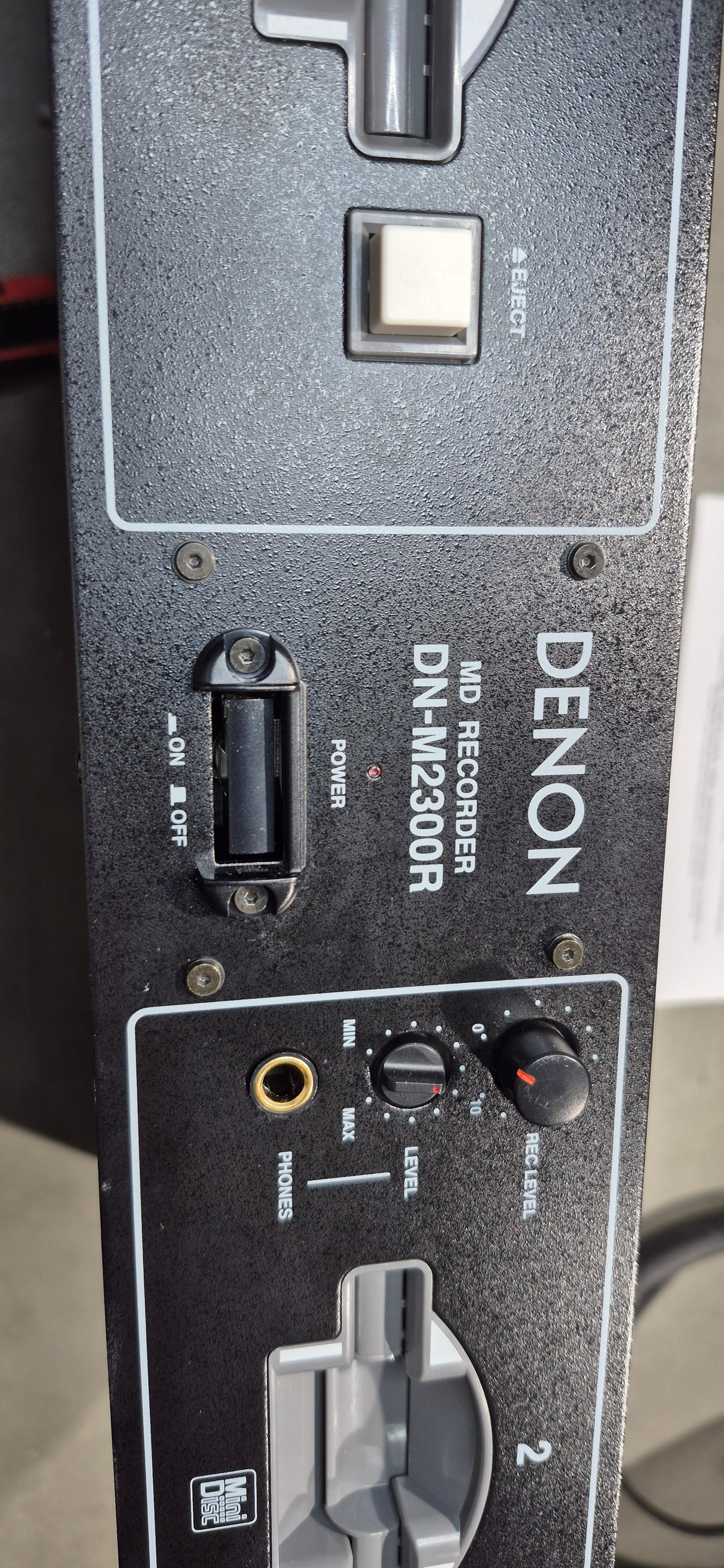 Hello, my Denon DN-M1050R Minidisc does not accept the disc. I