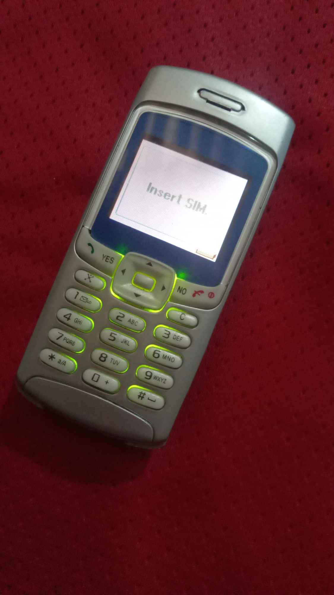 Precioso teléfono de colección T237 Sony Ericsson con cargador ...