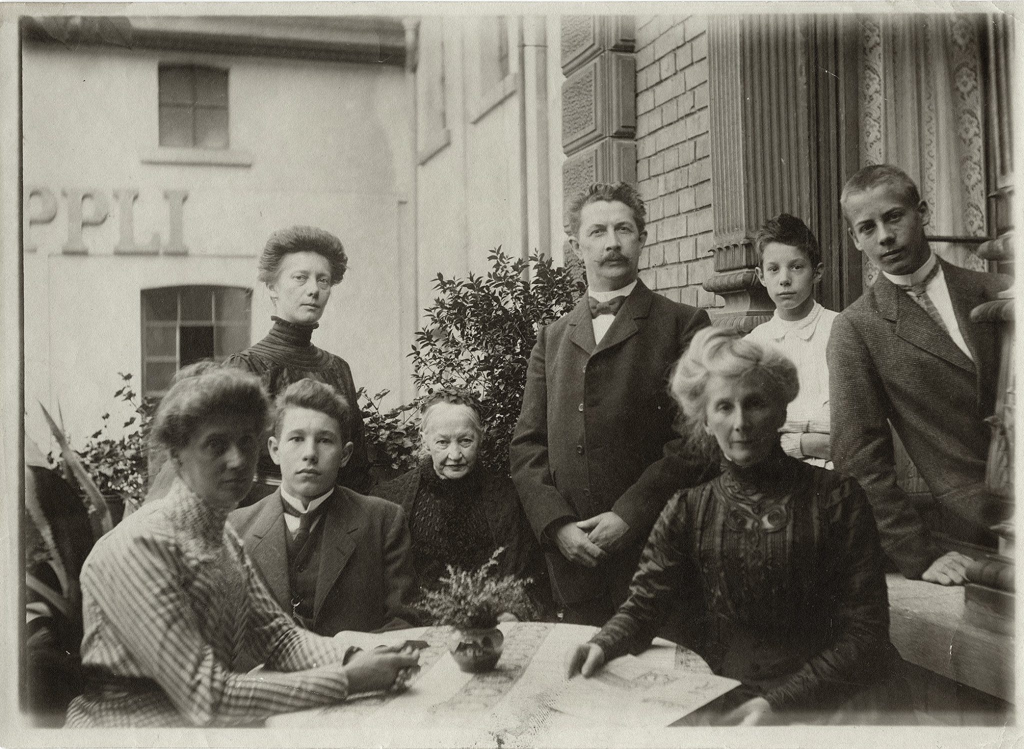Hoppli family's ceramics factory in Wiesbaden 1905