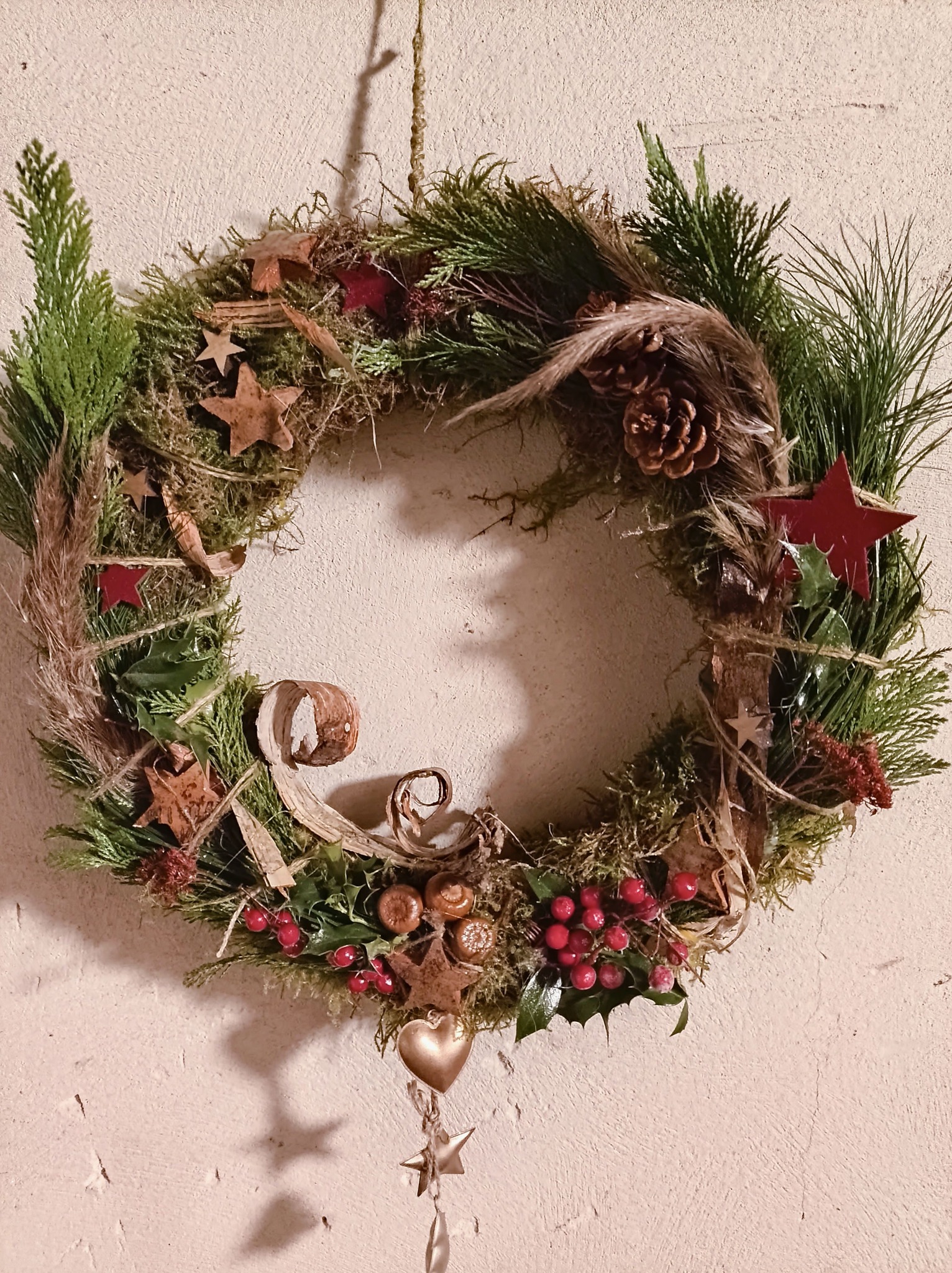 Mein 1. Kranz dieses Jahr. Auf Stroh-Römer mit Moos unterlegt und Draht gebunden. Weiteres mit Heißklebe befestigt: Holzsterne, Eicheln und Birkenrinde als Deko. Koniferen und anderes Grün zur Unterst