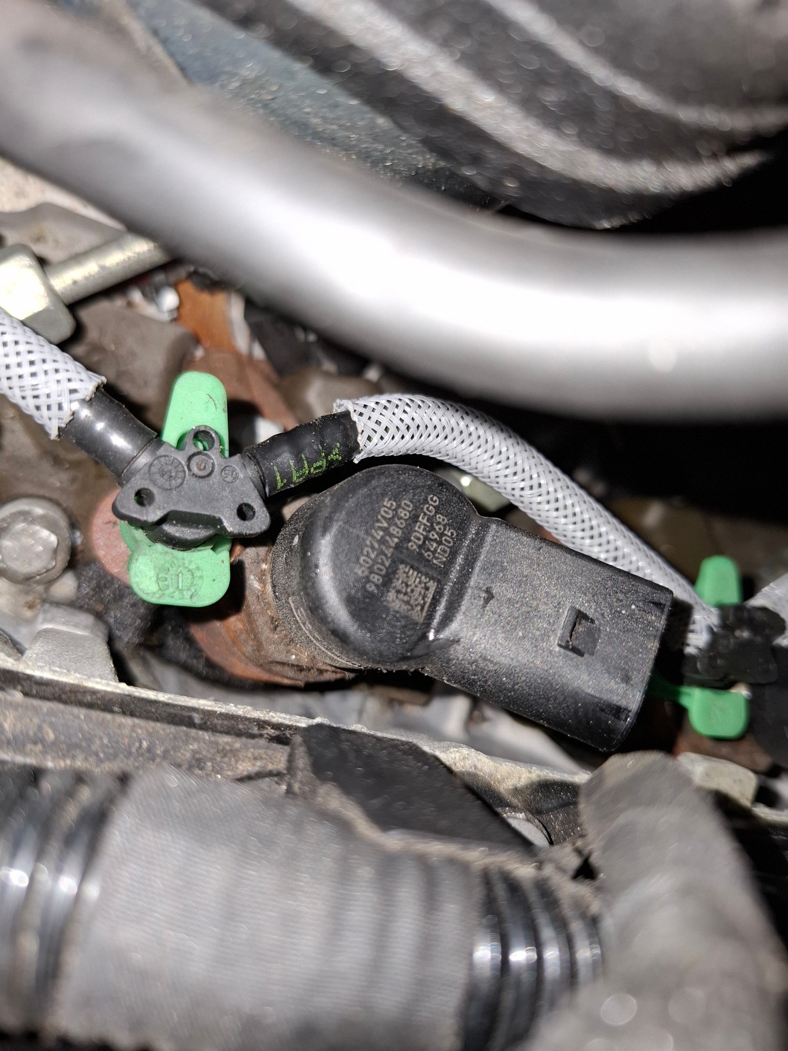 ショウ Any easier ways to release the green fuel return hoses of the