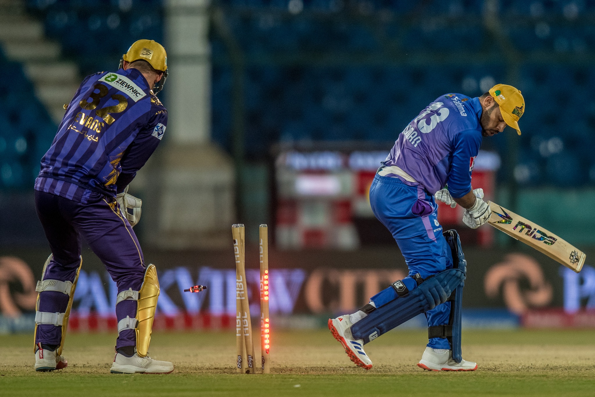 Pakistan - Golden stumps with the red flashes 🚨 Abrar with a beauty # ...