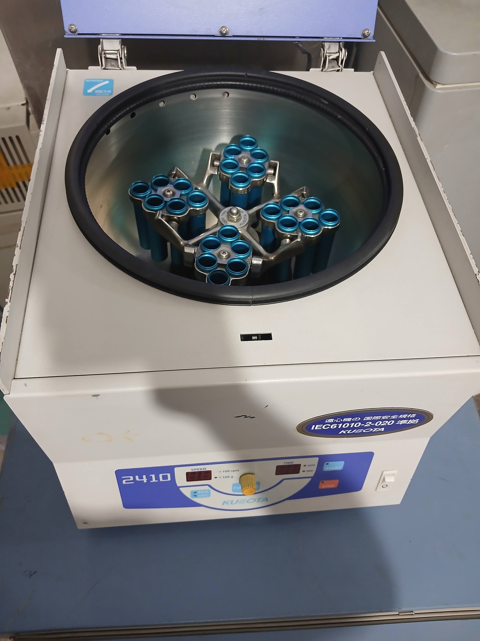 KUBOTA Centrifuge machine Model 2410 Rpm 4k