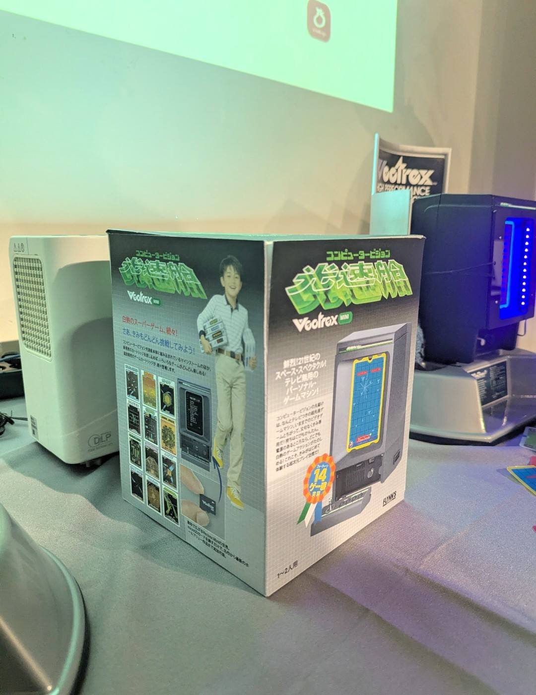Prototype of the box: American and Japanese versions. ボックスの