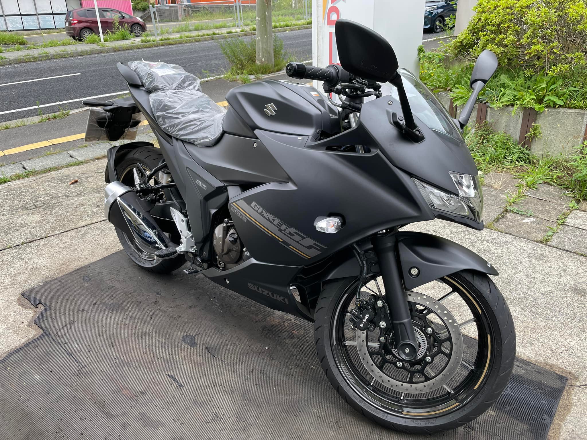 新車入荷情報 ジクサーSF250マッドブラック、昨日入荷しました。今月は 