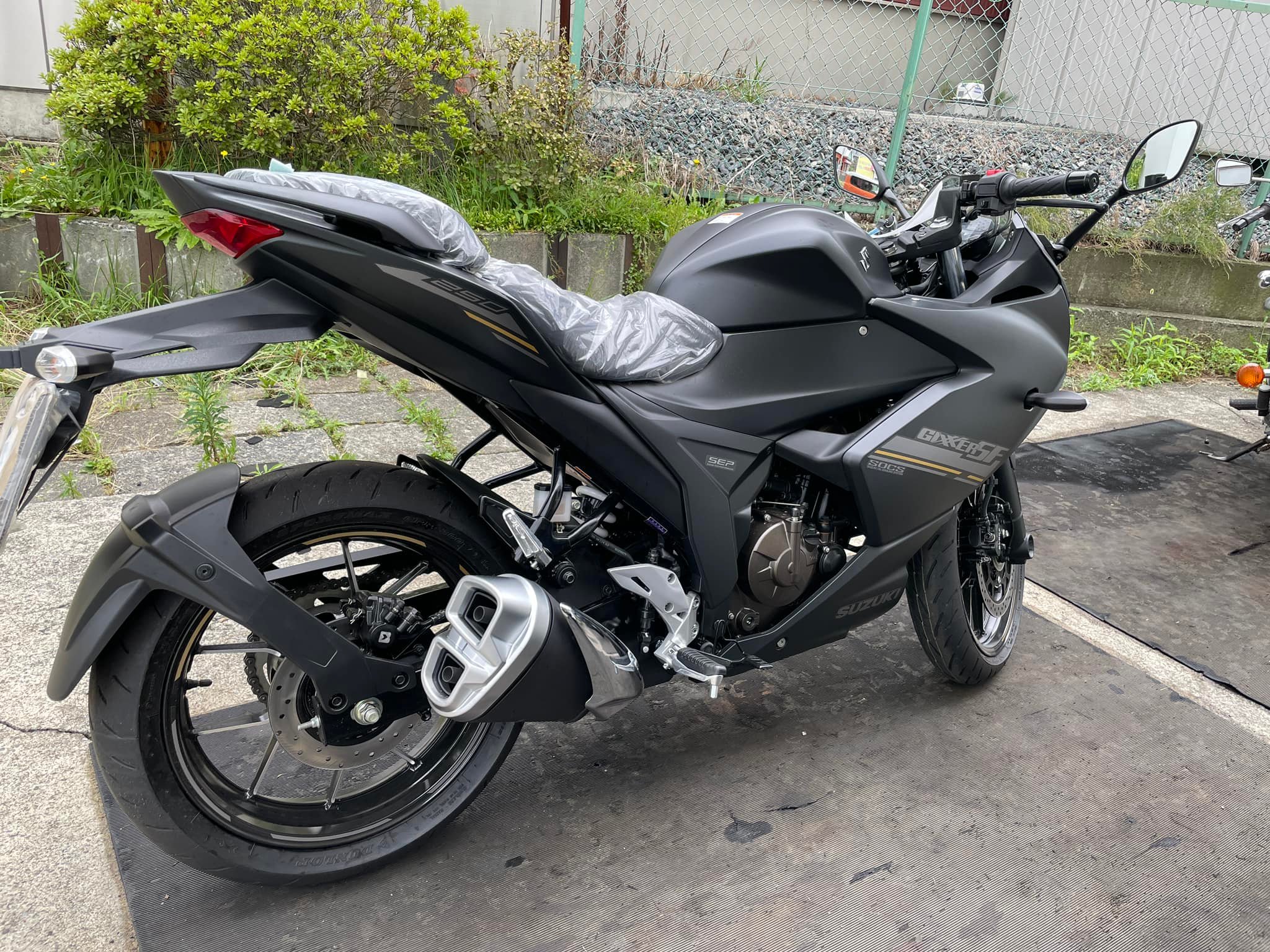 新車入荷情報 ジクサーSF250マッドブラック、昨日入荷しました。今月は 