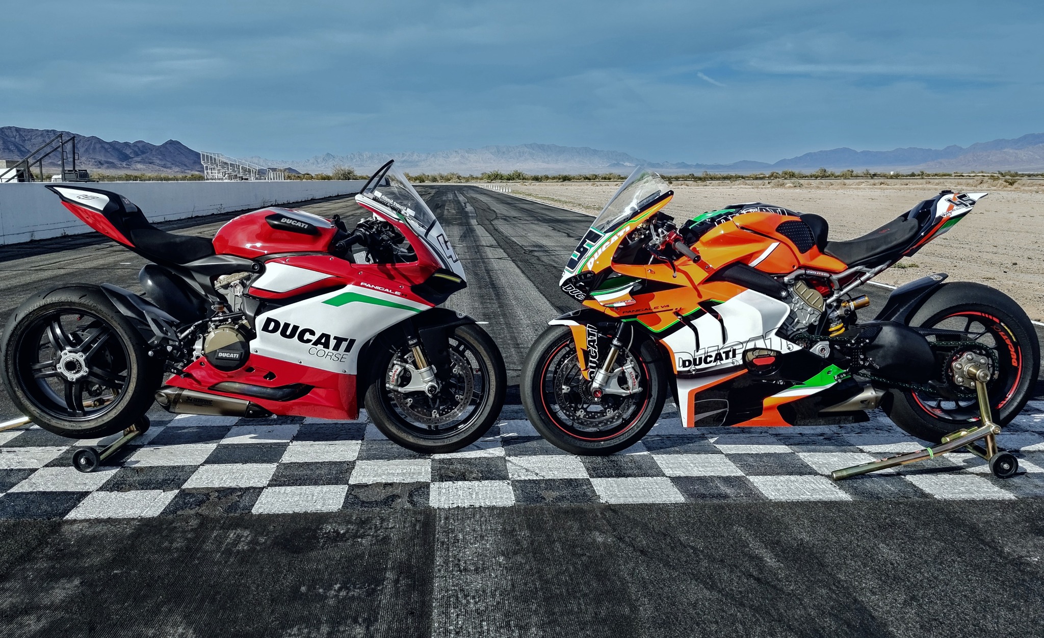 Ducati panigale V4s vs ducati superleggerav4