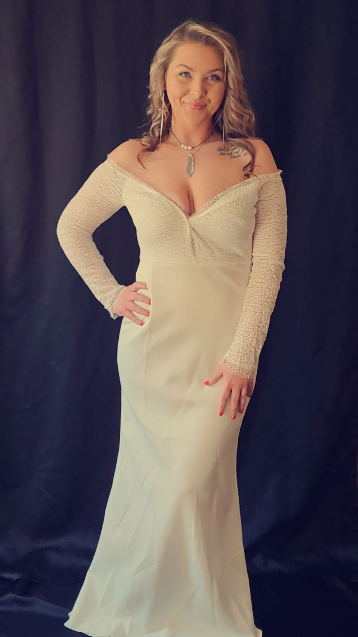 The Jessica Howard Women's Chevron Lace Dress in ivory champagne metallic is a stylish and elegant choice for any special occasion. With a flattering chevron pattern and long sleeves, this knee-length