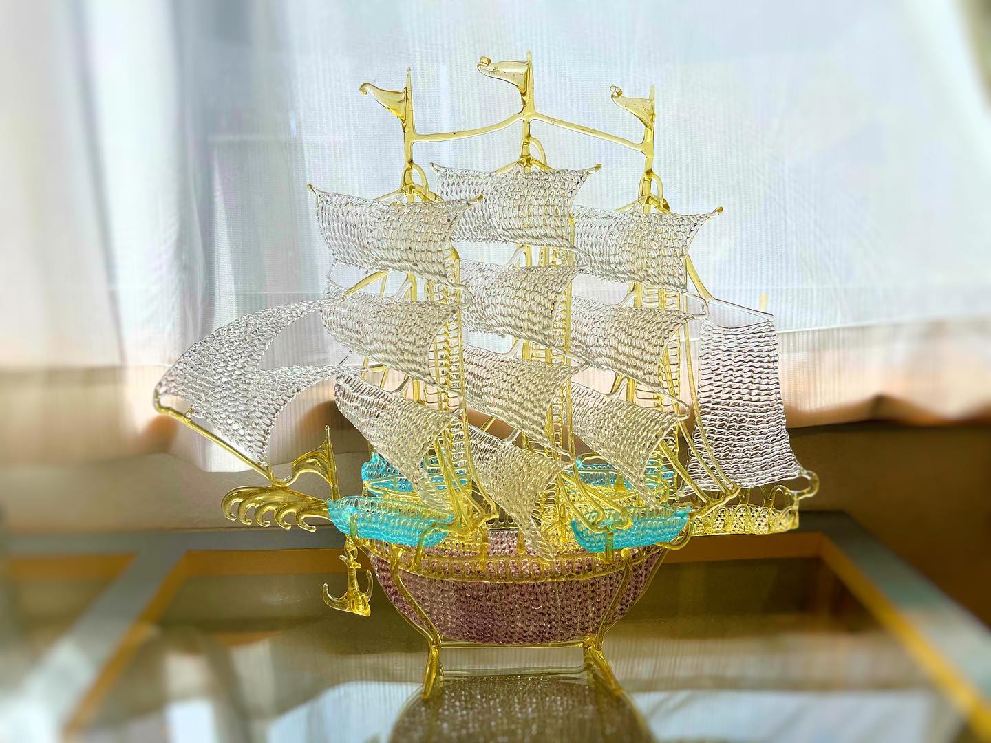 ガラスの飾り帆船が入荷しました。色合いが綺麗でキラキラと美しい商品 