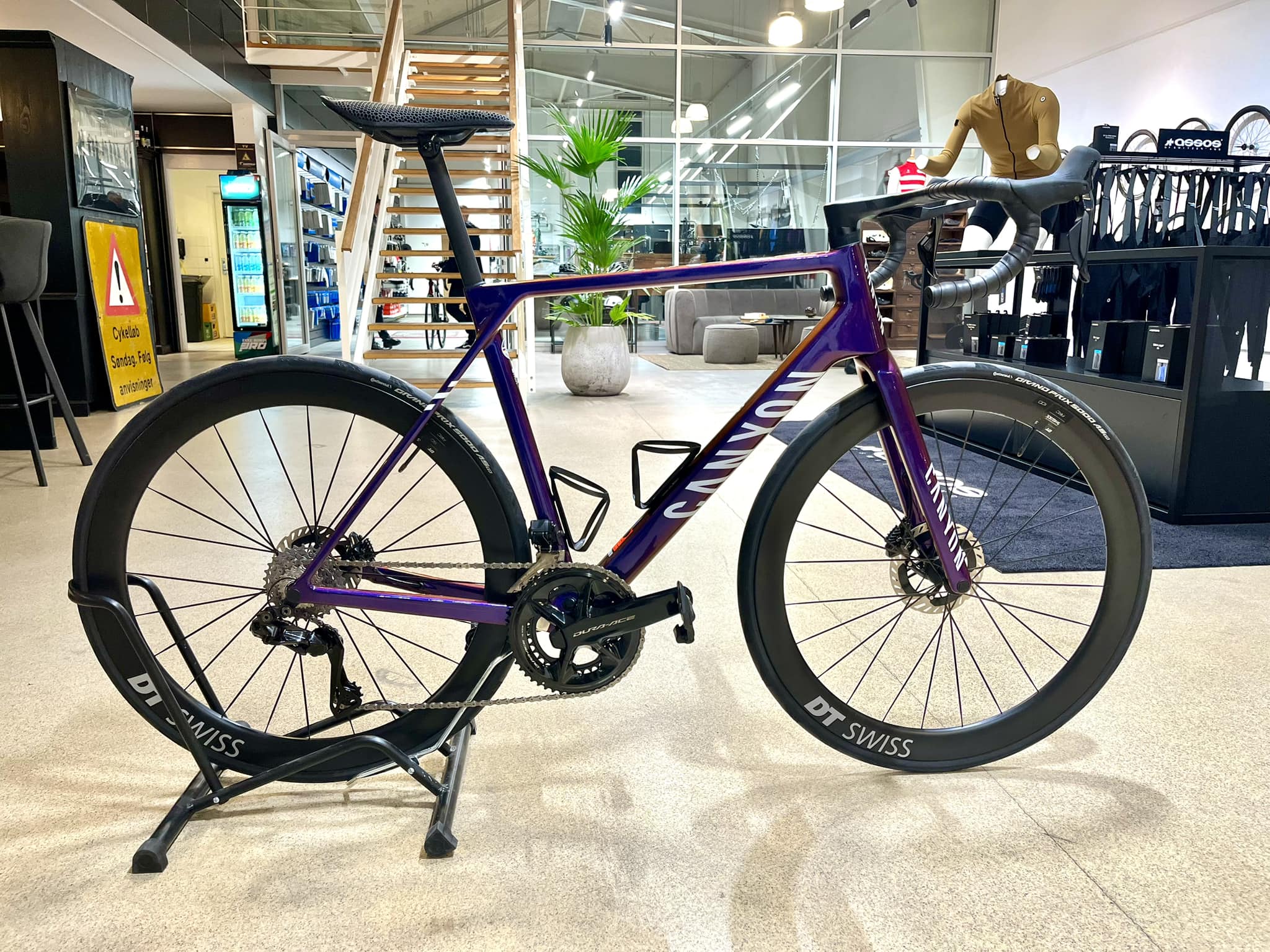 This is my CF SLX Ultegra DI2 Aeroad from 2017. It has a gold 