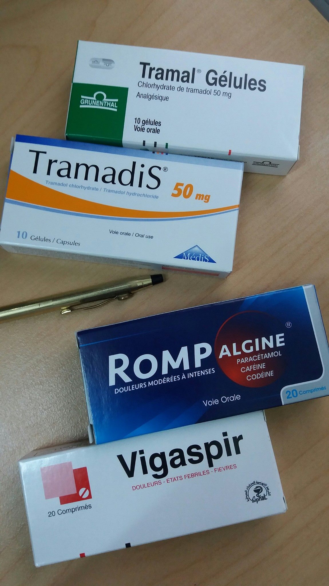 Pharmaciegags - من المضحكات المبكيات من بعض الزملاء ؛ تقلو أعطيني باكو ...