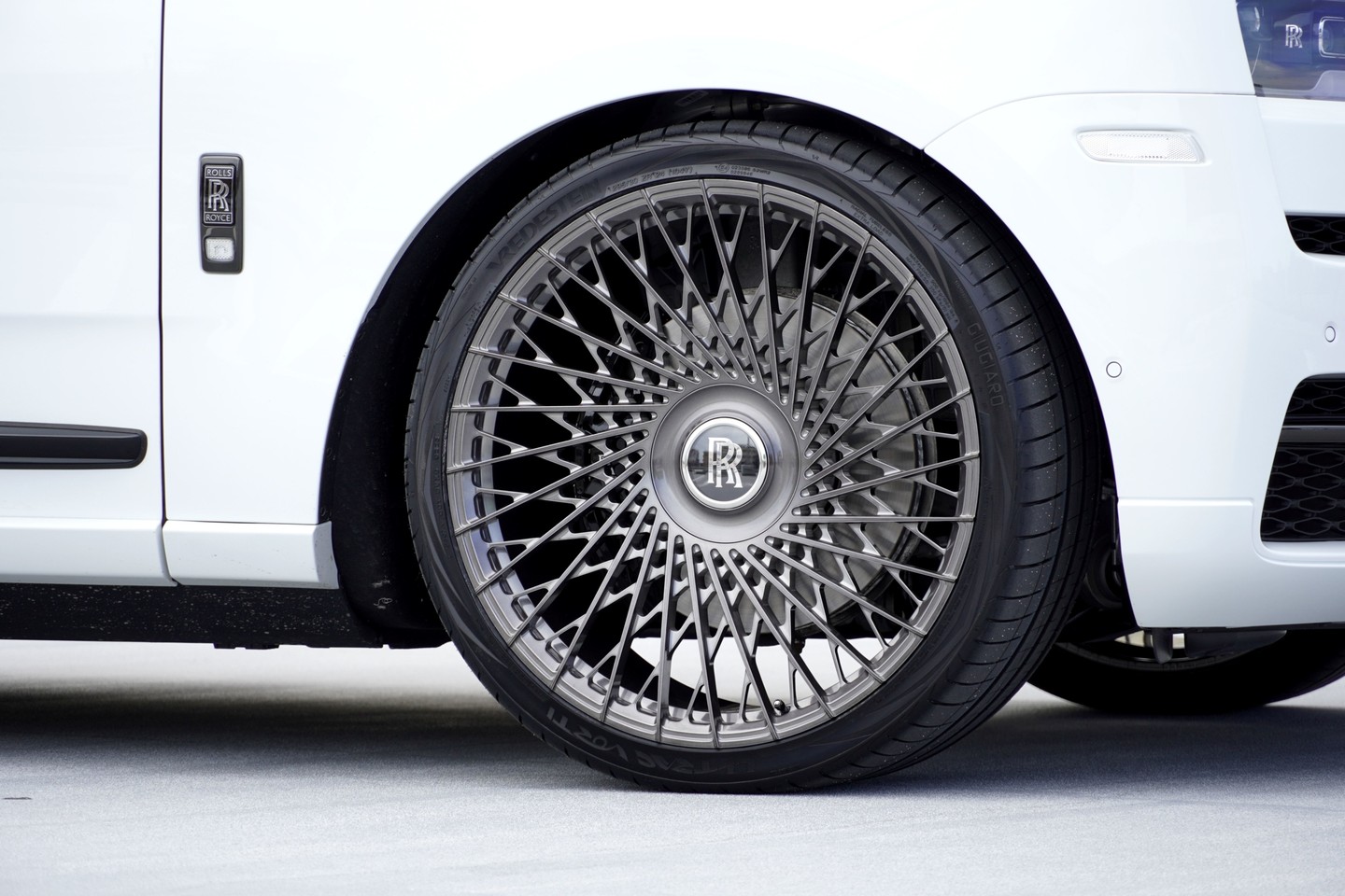 Rolls-Roys Cullinan BlackBadge VOSSEN S21-11T 24inch Vredestein 