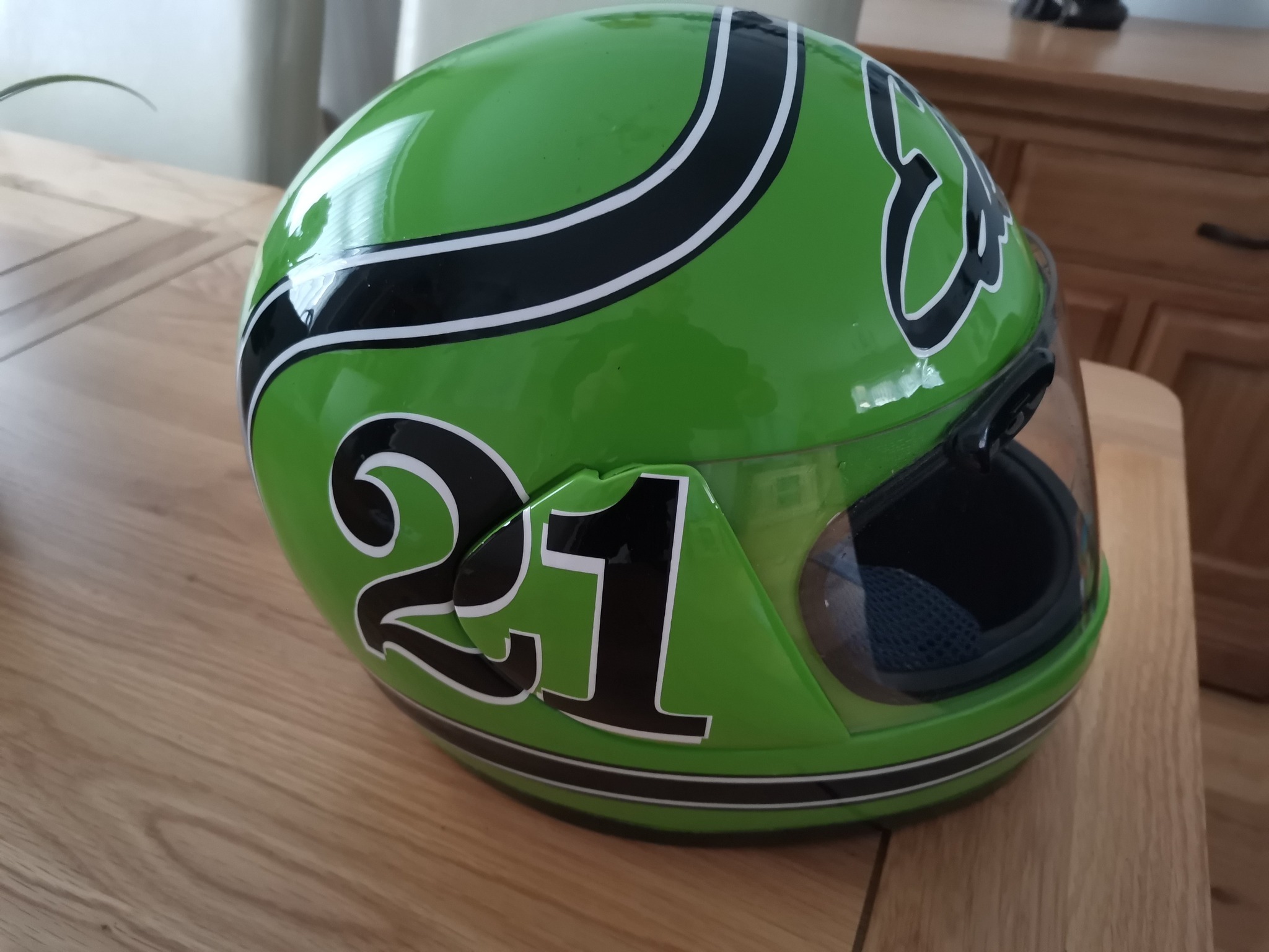 eddie lawson replica shoei helmet 1988 Signed Race Used Marlboro Agostini Yamaha 500c Eddie Lawson: A full-face helmet
