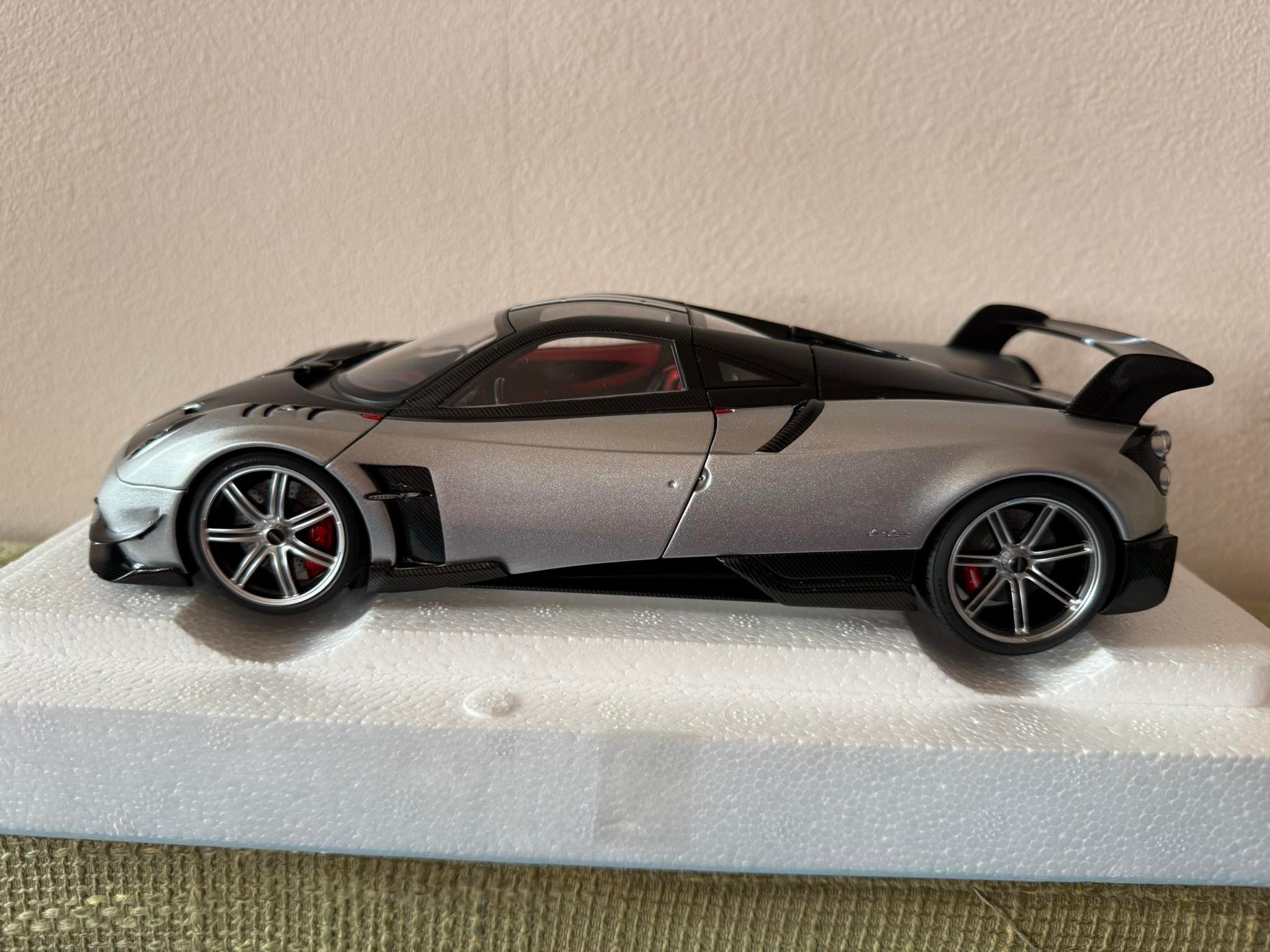 1:18 Pagani Huayra BC Silver Grey/carbon. Item No. 78278. Shop