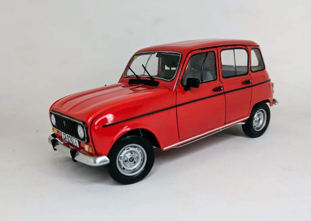 Last model finished, Renault 4L by Heller 1/24 I hope you like it