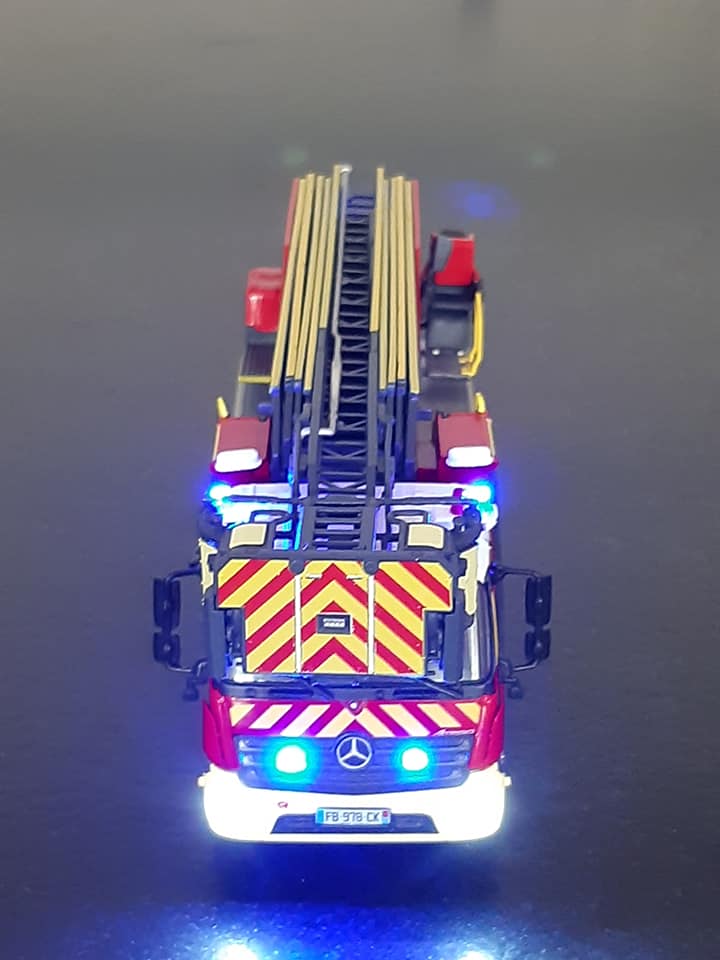 Camion Mercedes Atego Pompiers SDIS 1/43 - Modèle IXO En Métal - Occasion Comme Neuf