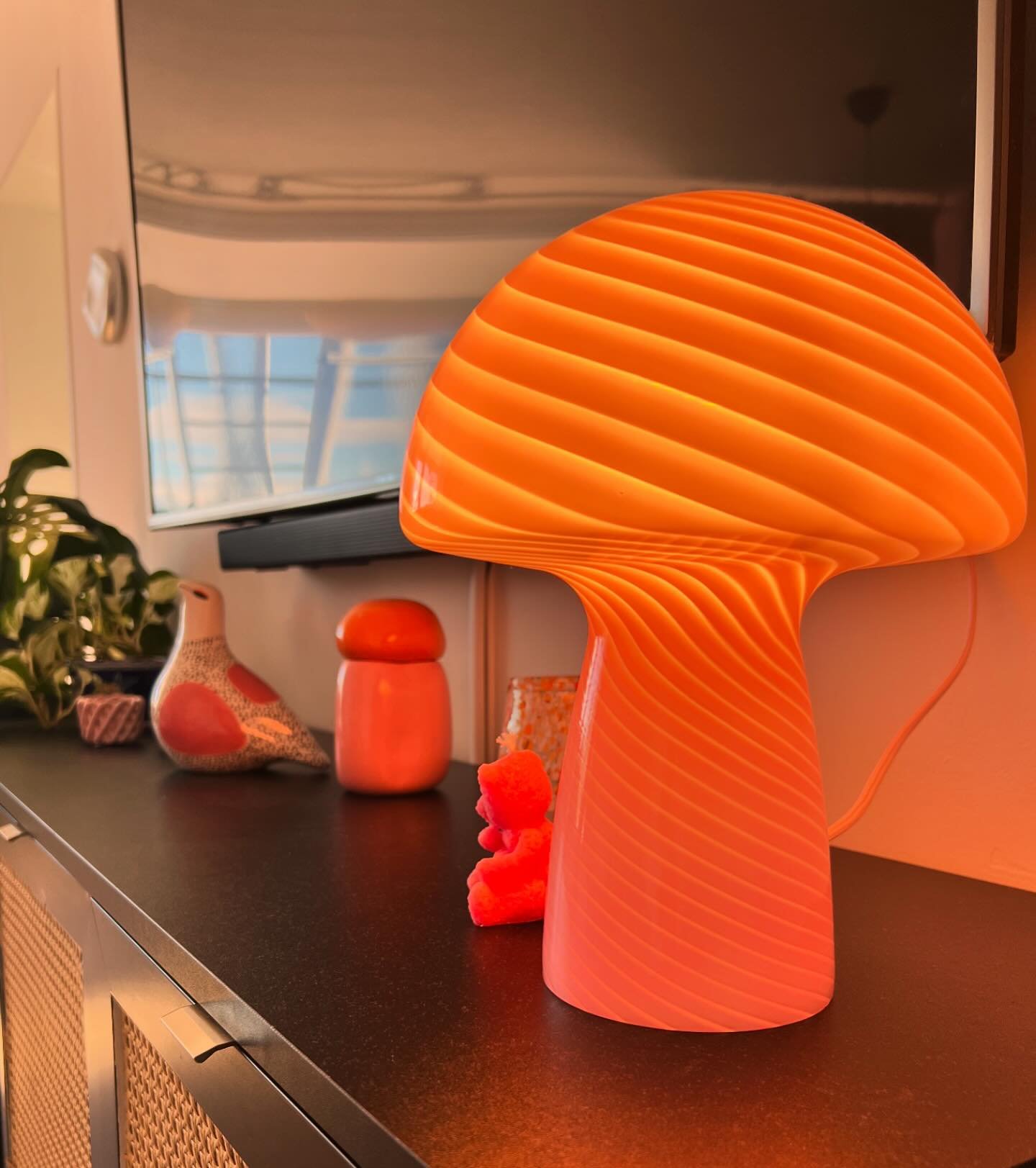 Welcome to Fungi Town! 🍄‍🟫 Durfte unsere Trend-Lampe mit ihrer niedlichen Pilzform auch schon bei dir einziehen? Und falls ja, in welcher Farbe? 🎨 Vielen Dank für das schöne Foto @dopaminerooms 🤗 🛍