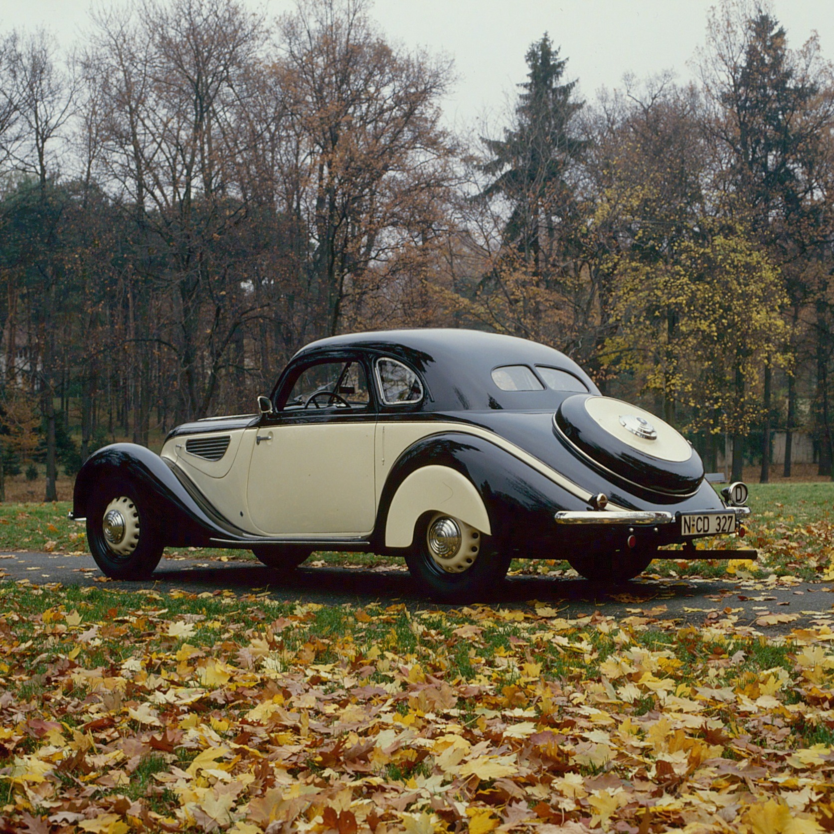 BMW - The irresistible shape of beauty. The BMW 327 Sport-Coupé 