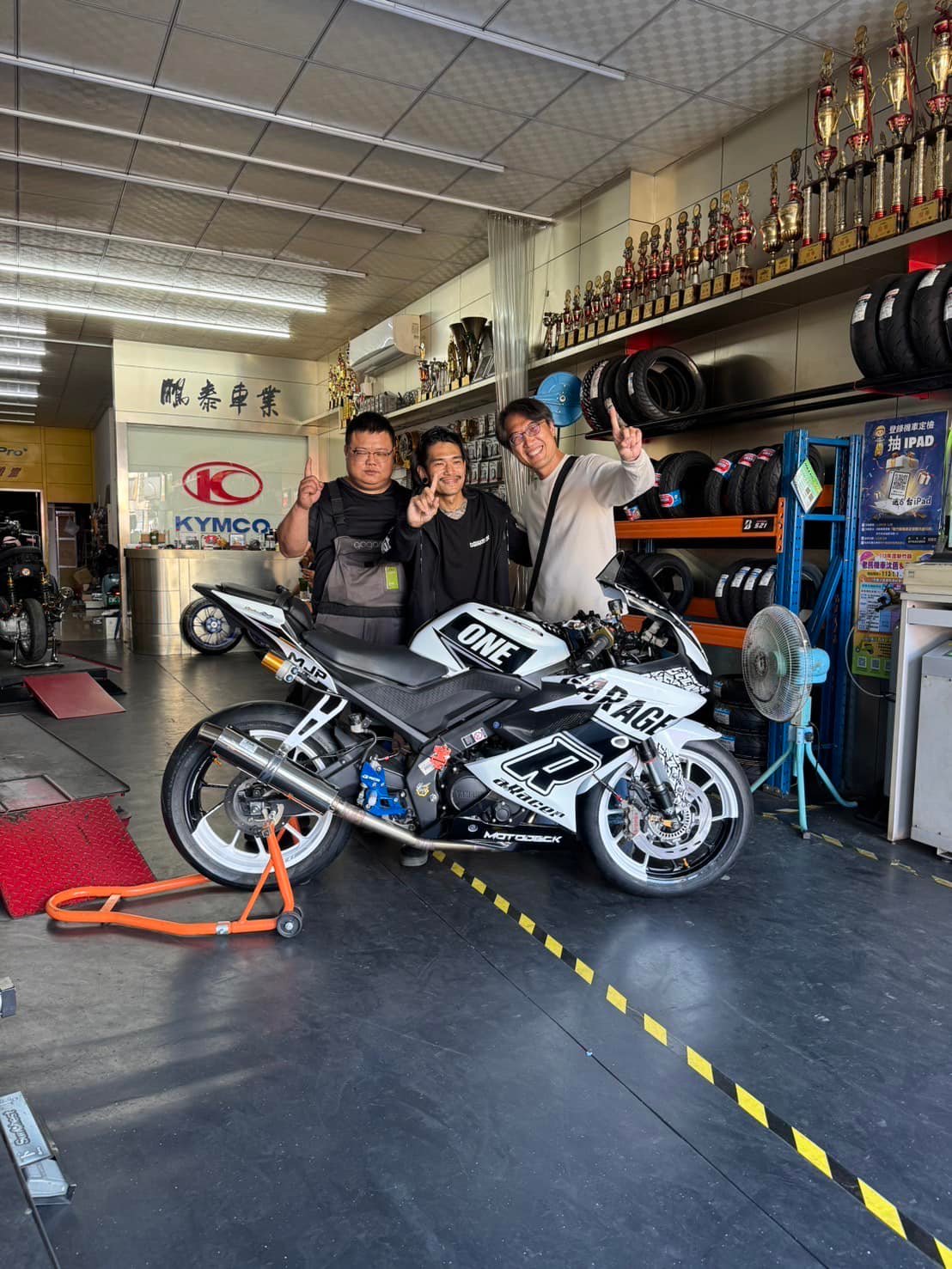 鴻泰車業 - 🎉2024 TSR 夏日祭典🎉 菲律賓網紅哥哥MotoDeck到啦！ 開箱完畢👍非常滿意‼️... | Facebook