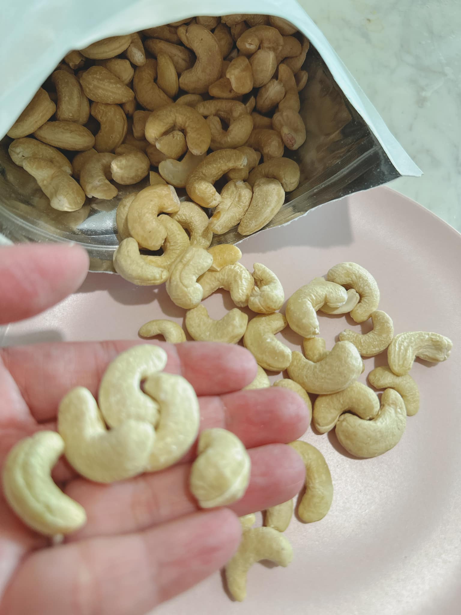 Yaling Wang - 葇媽家烘的腰果是 完全原型食物 ㄧ顆鹽一顆糖 一丁點化學成份添加劑都沒有 安心的好選擇... | Facebook