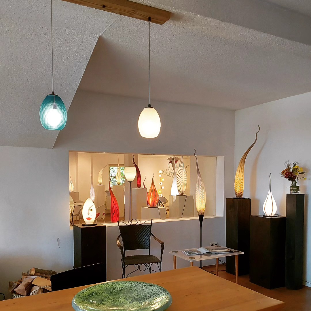 Unsere Verkaufsräume in Lindberg bei Zwiesel im Bayerischen Wald. #glasausdembayerischenwald #glasbläserei #glasleuchten #glasmanufaktur #lichtkunst #inneneinrichtung #schönerwohnen #lampen #arberlan