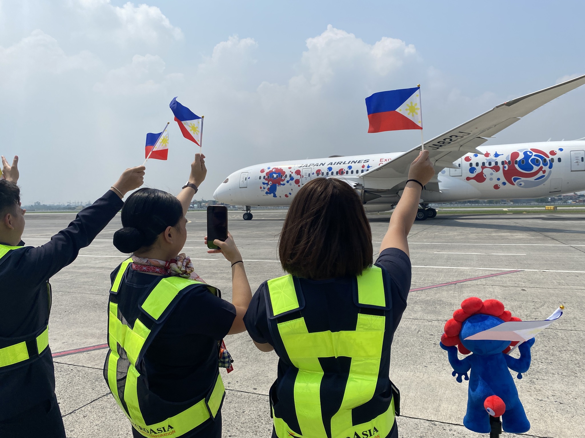 MYAKU-MYAKU on a world tour⁉️ 🤩✈️ Last June 3, the JAL MYAKU