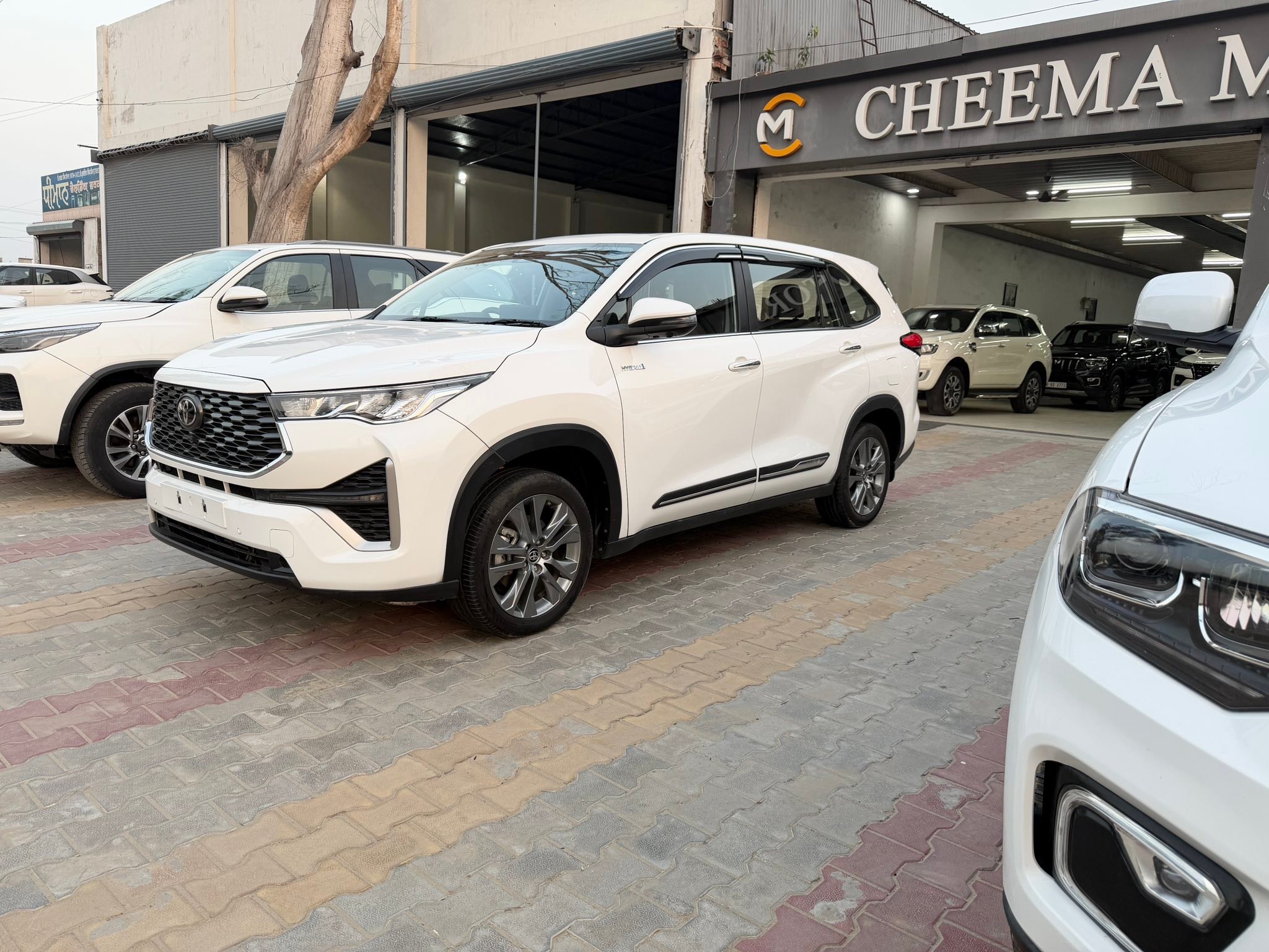 Innova HYCROSS ZX(O) 2024 only 28000 km driven on record . First