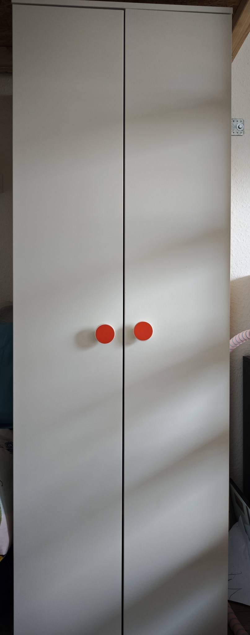Hallo Zusammen, wir möchten gerne unseren Kinder Kleiderschrank von Ikea aufgrund unseres Umzugs verkaufen. Maße: 1,78 (H), 60 (B) 51 (T). Neupreis liegt bei 89,99€. Der Schrank ist ca 2 Jahre alt und