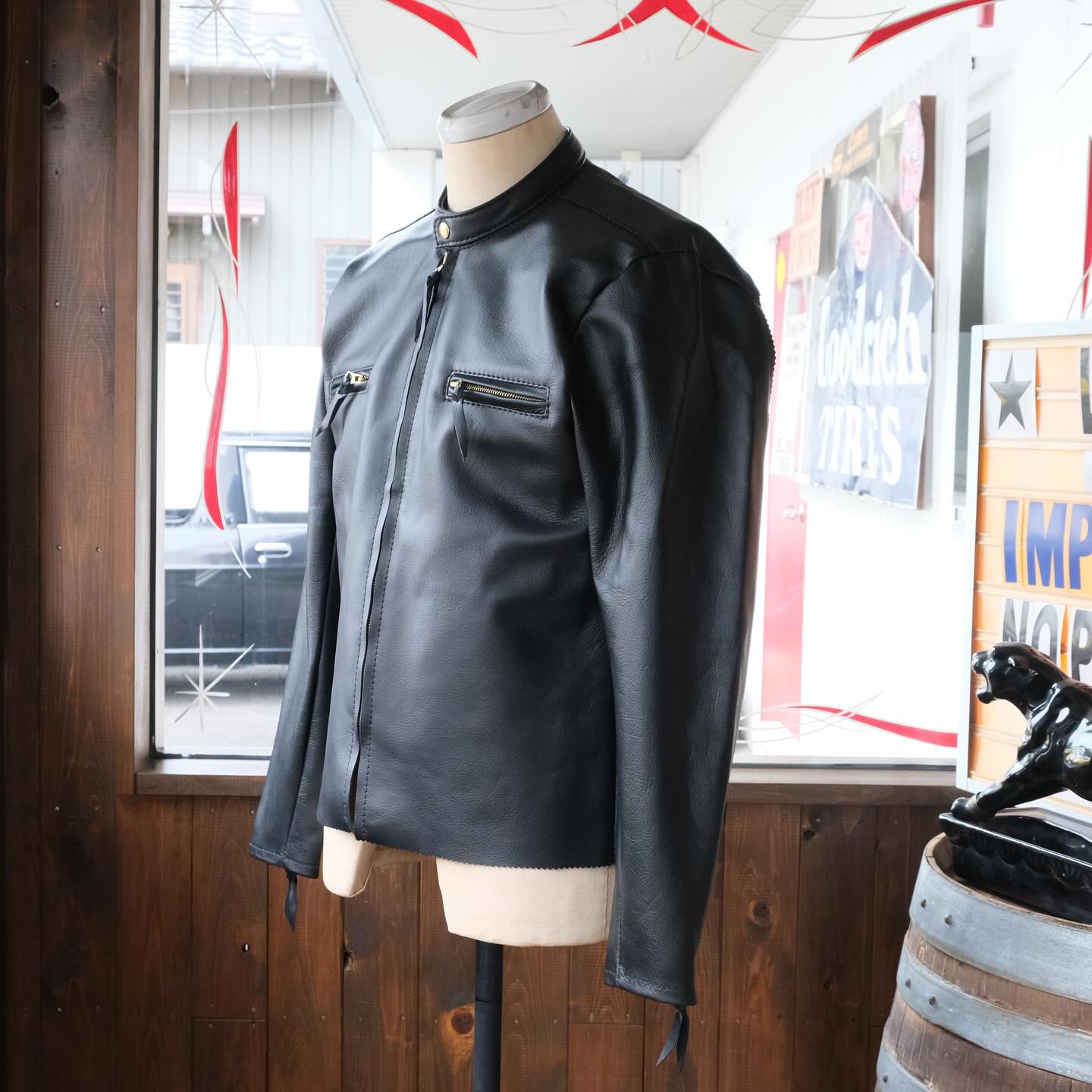 ① LANGLITZ LEATHERS ハンガー Langlitz Leathers 黒い衣類ハンガーの