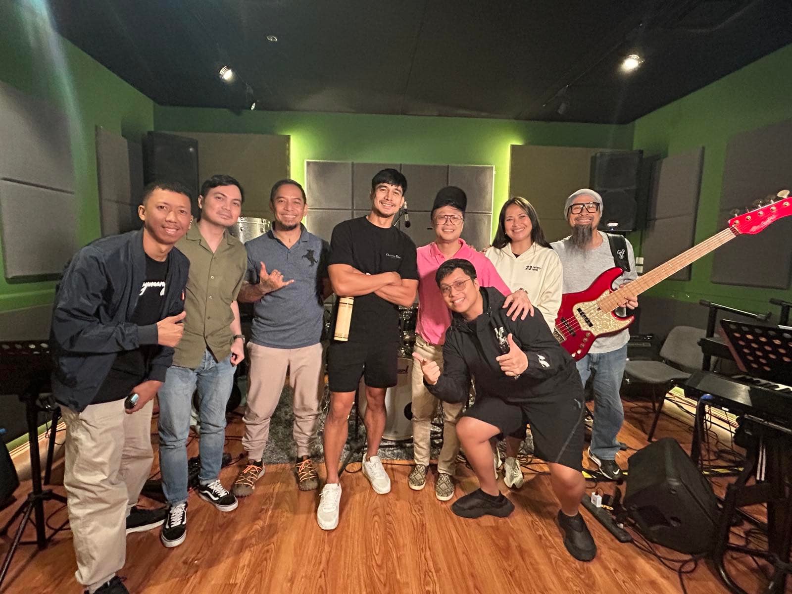 ???? | Piolo Pascual with his band getting everything ready 