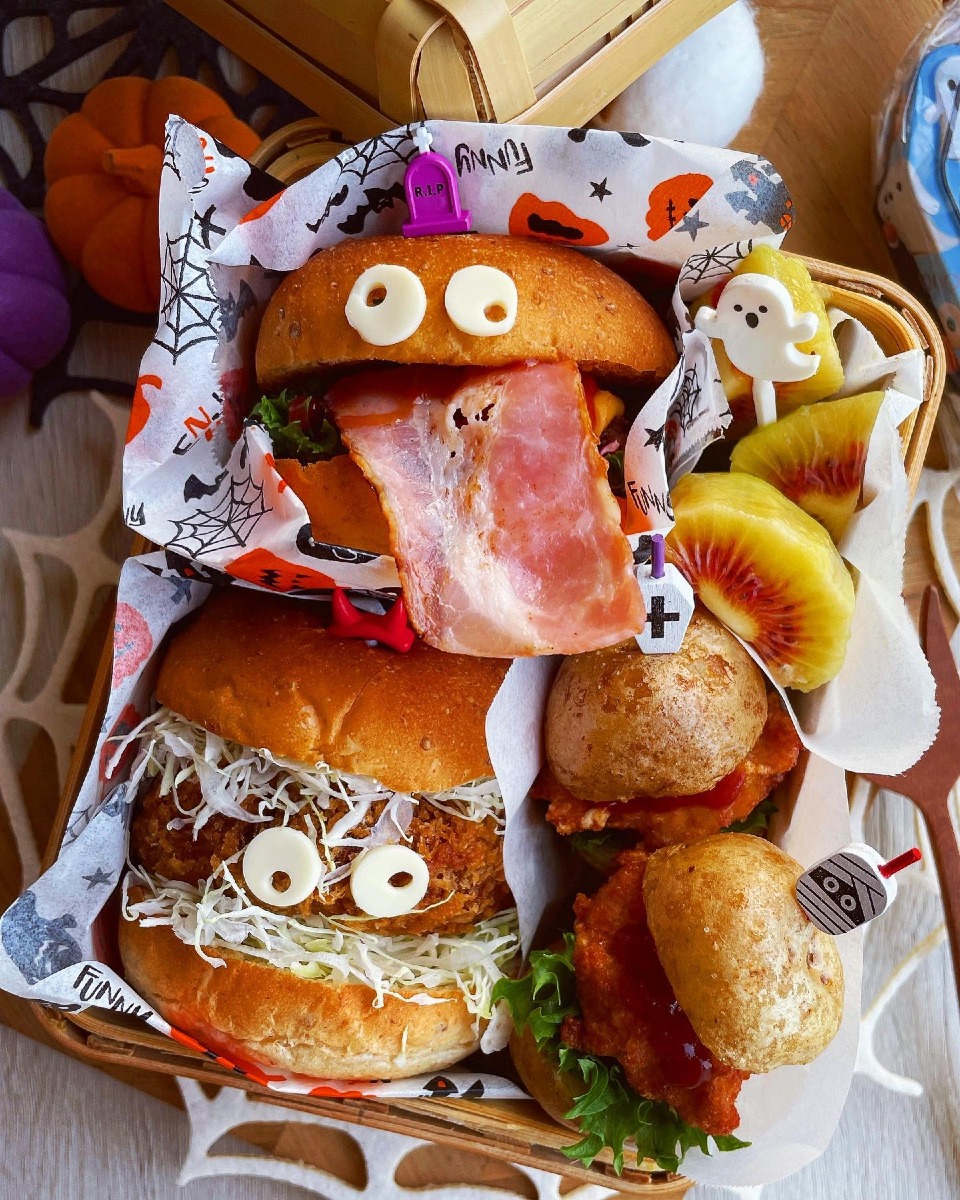 Shantu steals Happy's spooky burger from Pinaki, transforming into