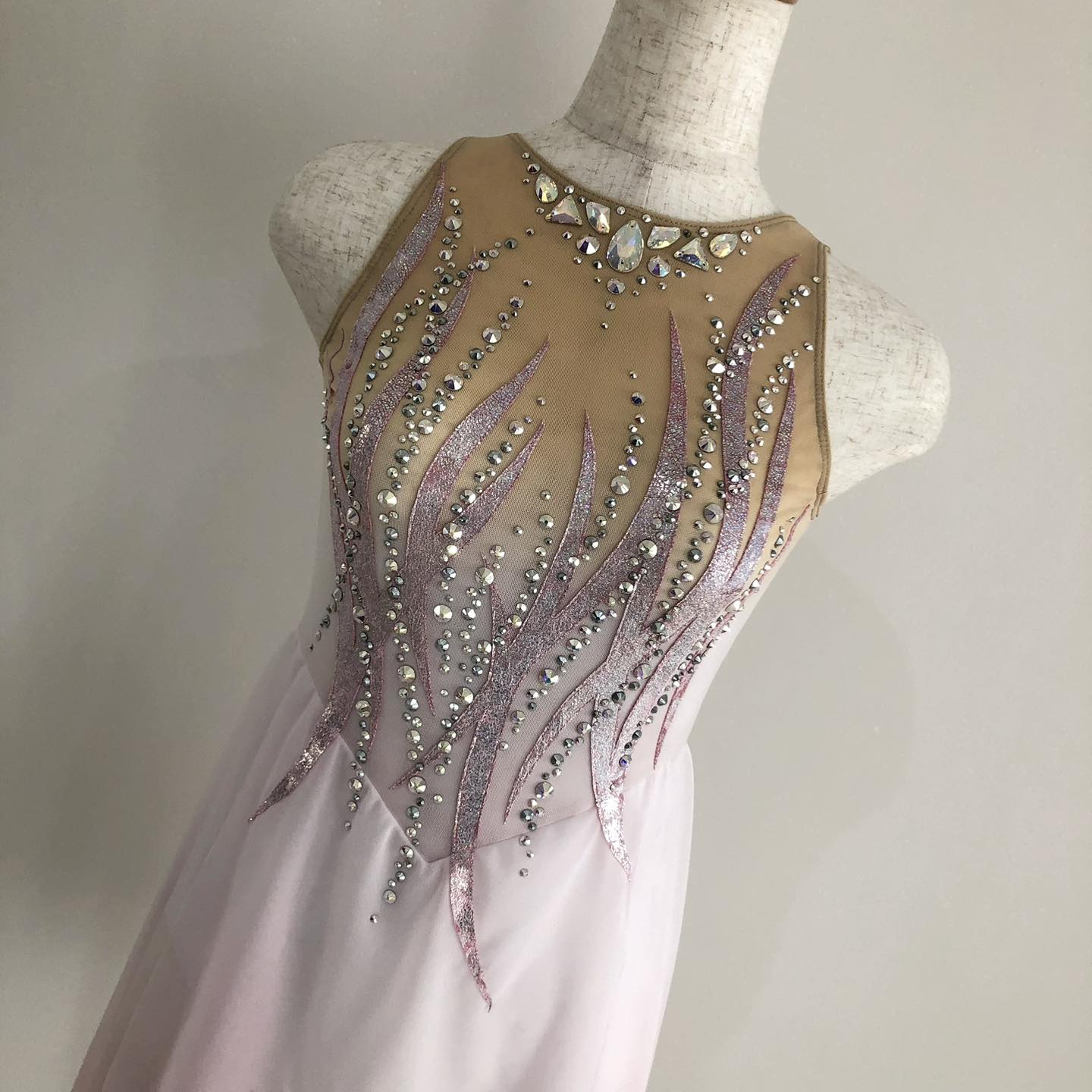 オーダーいただいたバトンのお衣裳です✨ ほんのりピンクの 