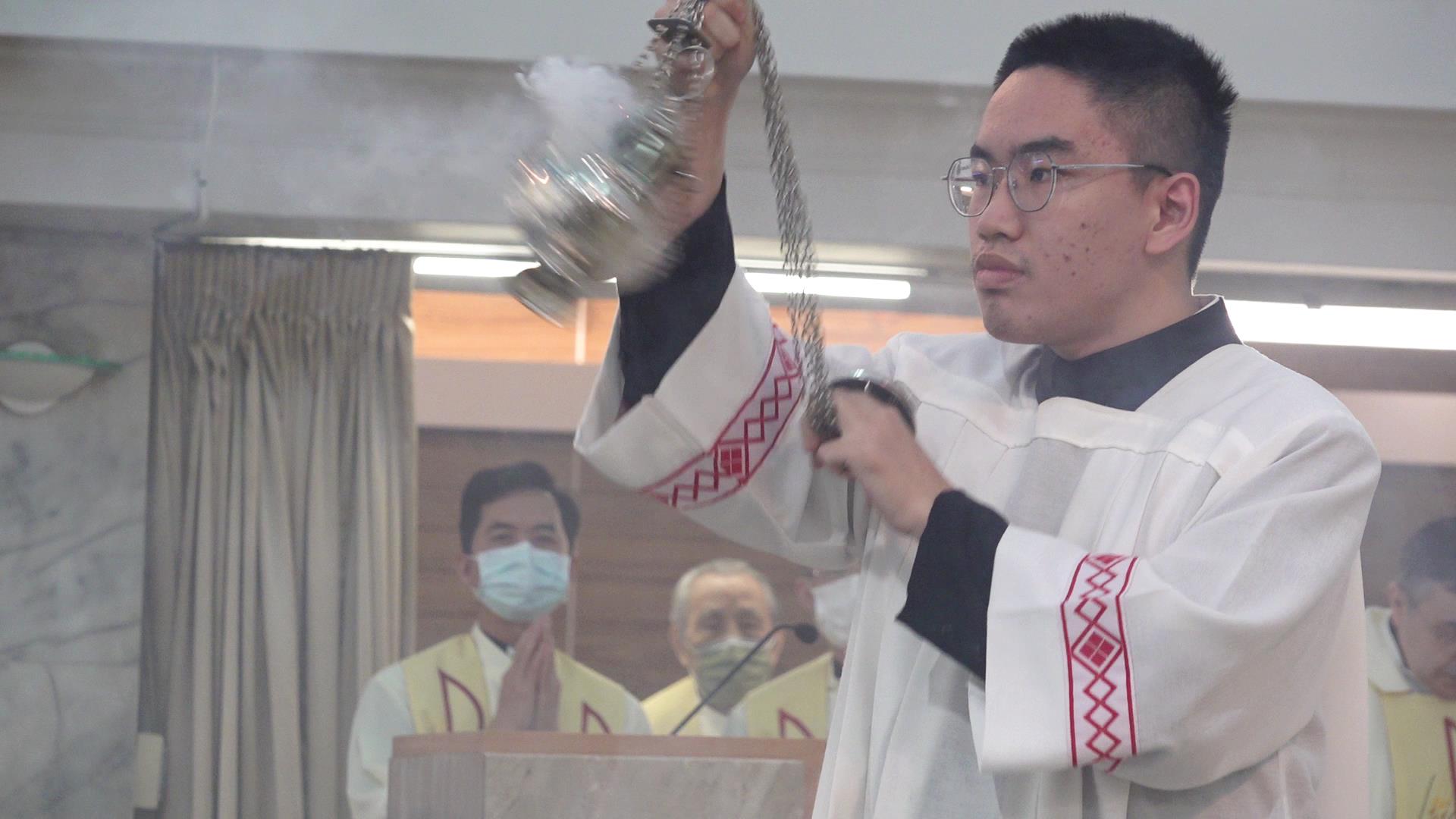 天主教台北總教區Catholic - 輔祭員獻香。 | Facebook