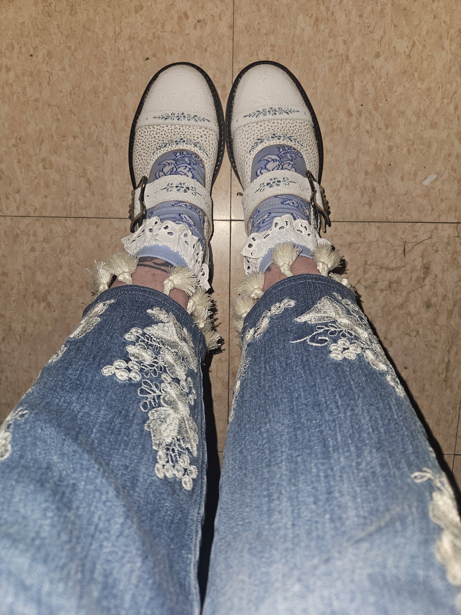 I wore Lou the day they came with jeans. Today I went with a denim dress. I see me wearing these all the time🩵
