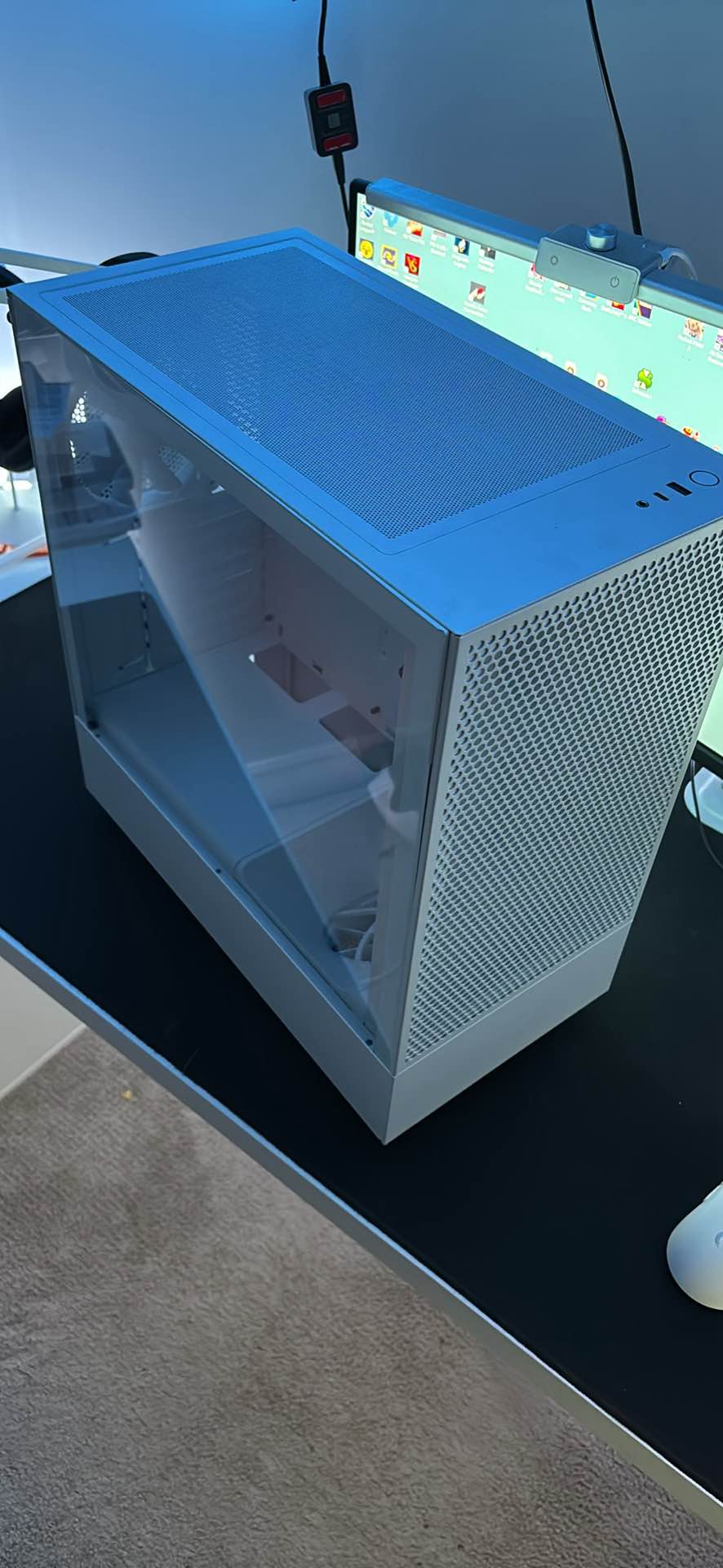 Unused Computer Space12827570