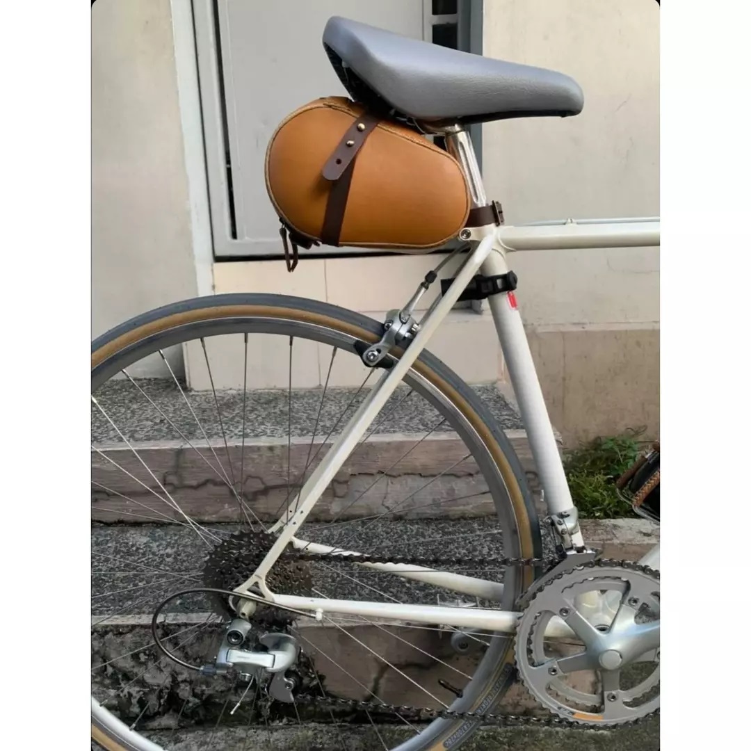 The Isle of Wight Saddle Bag is a smart, practical bag to