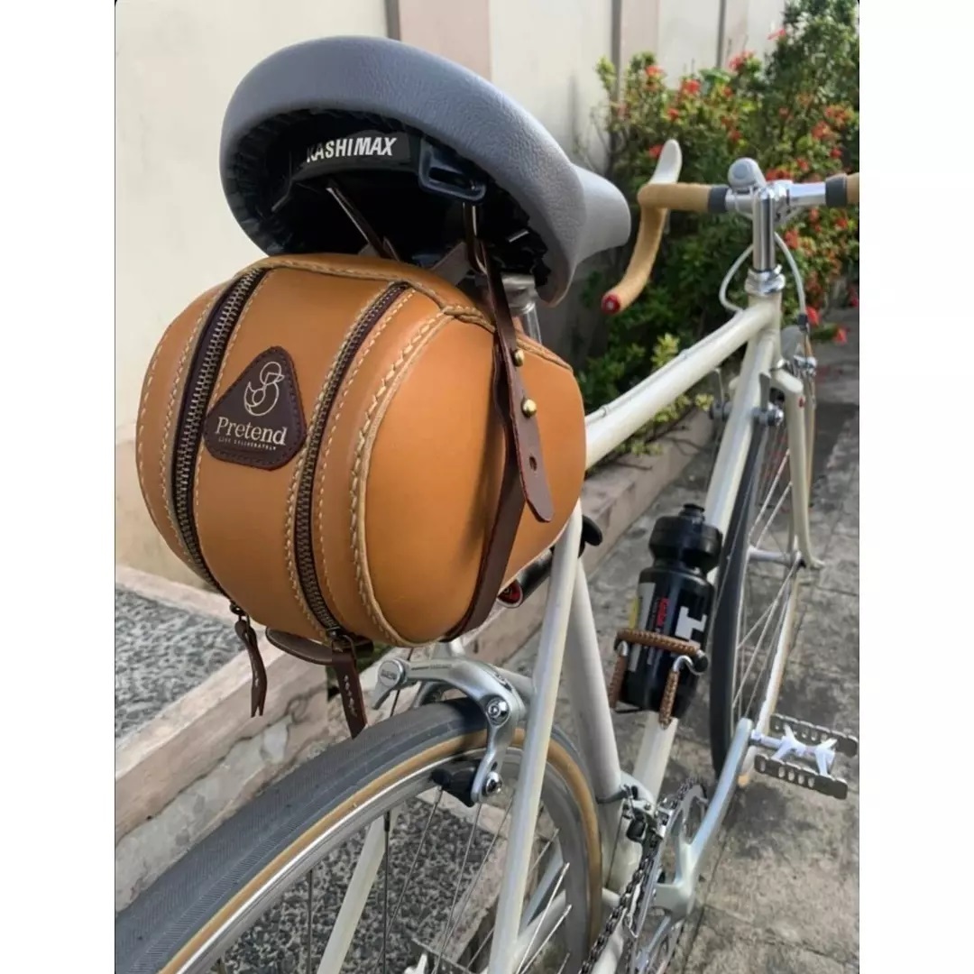 The Isle of Wight Saddle Bag is a smart, practical bag to