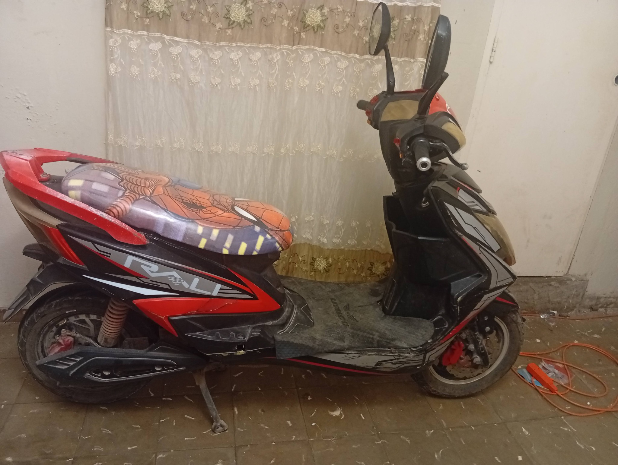 Baterias 12v/9Ah $8000 Neumaticos de moto 90/90-14 $9000 Bicimoto
