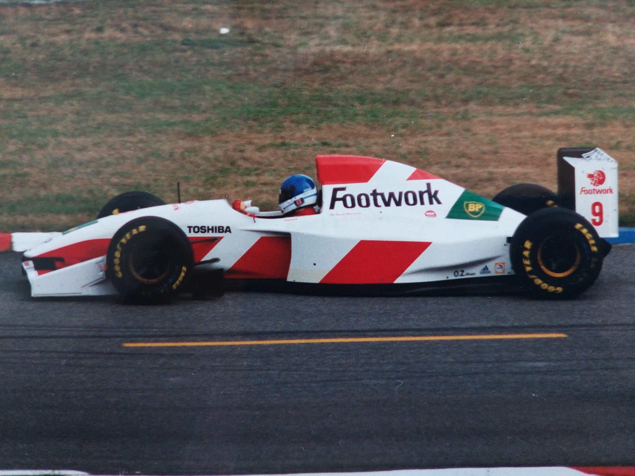 Derek Warwick drives Footwork FA14 Mugen-Honda V10 at Silverstone 1993